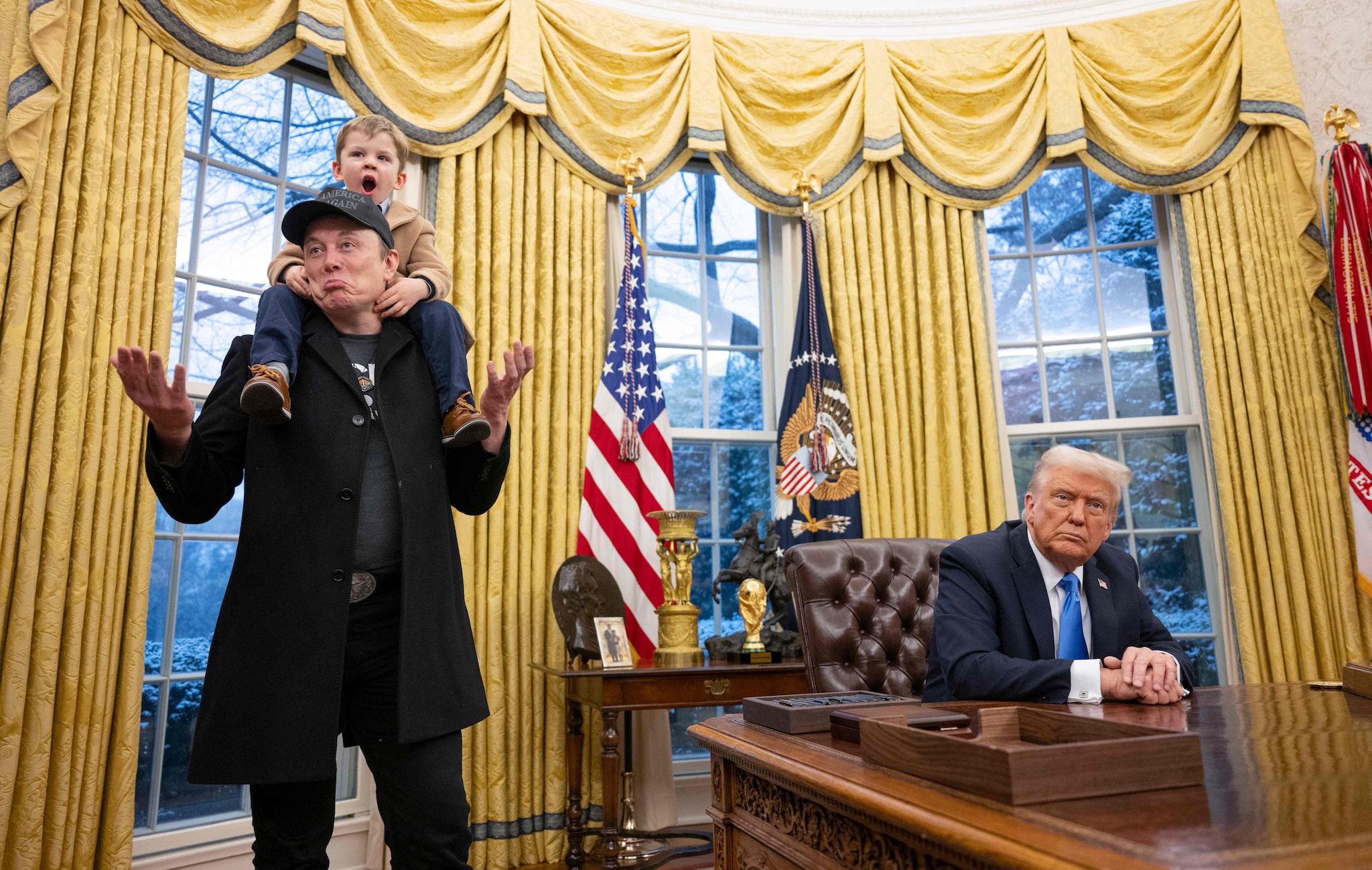 AFP PICTURES OF THE YEAR 2025

Tesla and SpaceX CEO Elon Musk with his son X Æ A-Xii join US President Donald Trump as he signs executive orders in the Oval Office of the White House in Washington, DC, February 11, 2025.. Tech billionaire Elon Musk, who has been tapped by President Donald Trump to lead federal cost-cutting efforts, said the United States would go "bankrupt" without budget cuts. Musk leads the efforts under the newly created Department of Government Efficiency (DOGE), and was speaking at the White House with Trump, who has in recent weeks unleashed a flurry of orders aimed at slashing federal spending. (Photo by Jim WATSON / AFP) / AFP PICTURES OF THE YEAR 2025 Eén van dé foto’s van 2025: Elon Musk in de Oval Office van het Witte Huis, met zijn zoontje op zijn nek. En ja, rechts Donald Trump, de president van de VS. Foto: AFP.