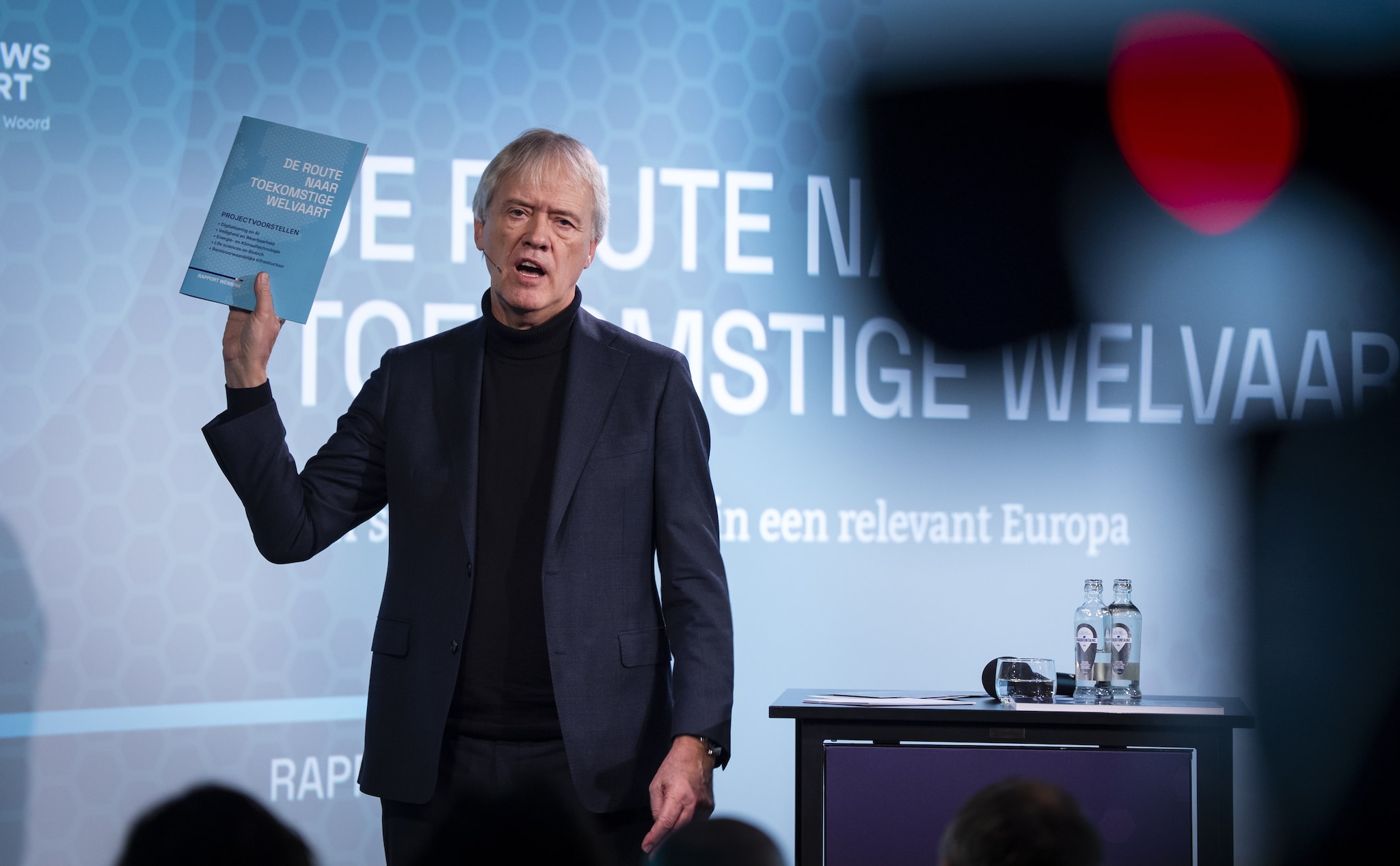 2025-12-12 09:25:03 DEN HAAG - Peter Wennink tijdens de presentatie van het Rapport Wennink in perscentrum Nieuwspoort. In het rapport staan aanbevelingen om de welvaart en vrijheid voor toekomstige generaties veilig te stellen. ANP JEROEN JUMELET Peter Wennink tijdens de presentatie van het Rapport Wennink in perscentrum Nieuwspoort. In het rapport staan aanbevelingen om de welvaart en vrijheid voor toekomstige generaties veilig te stellen. Foto: ANP