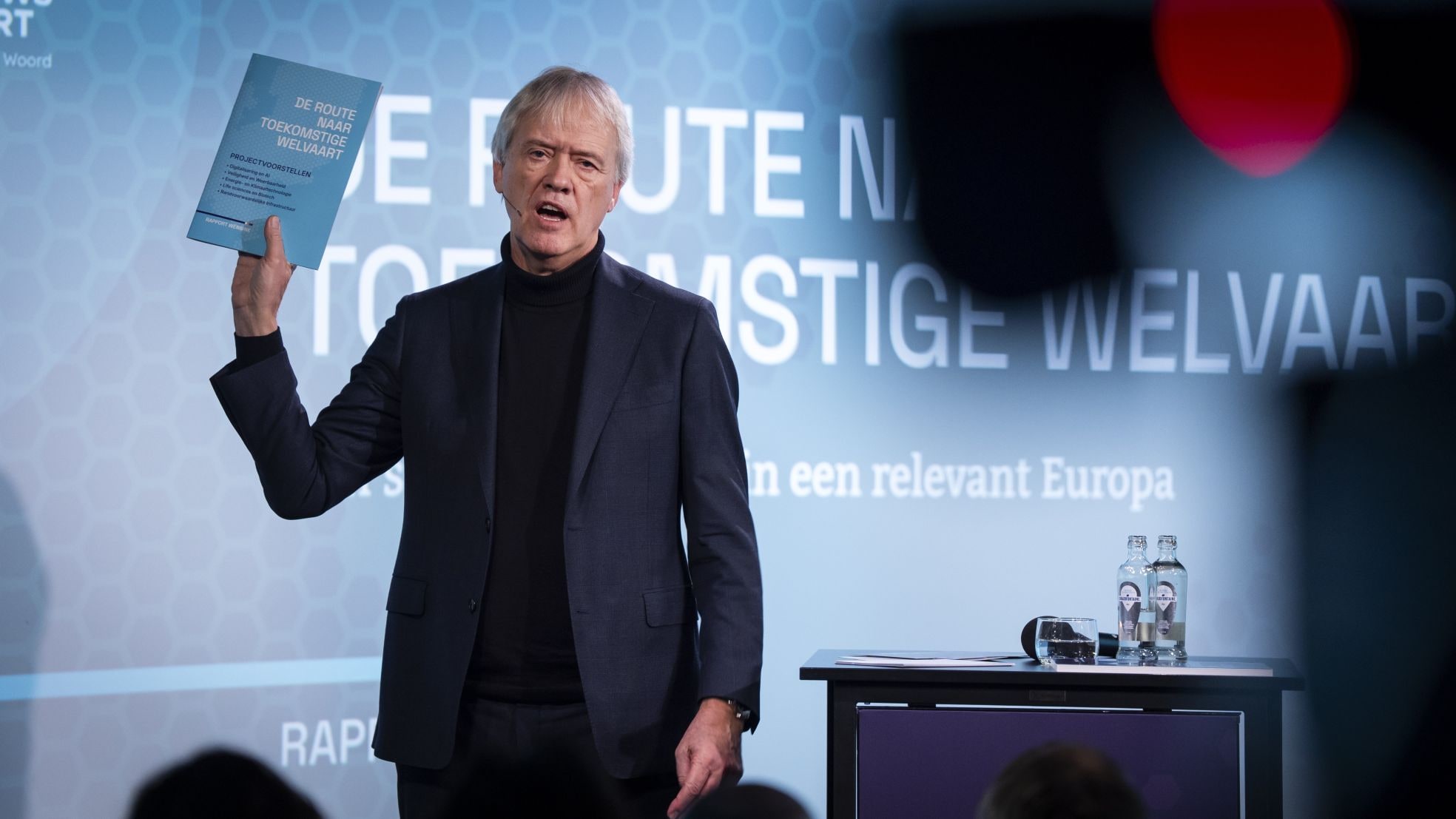 Peter Wennink tijdens de presentatie van het Rapport Wennink in perscentrum Nieuwspoort. In het rapport staan aanbevelingen om de welvaart en vrijheid voor toekomstige generaties veilig te stellen. Peter Wennink tijdens de presentatie van het Rapport Wennink in perscentrum Nieuwspoort. In het rapport staan aanbevelingen om de welvaart en vrijheid voor toekomstige generaties veilig te stellen. Foto: ANP/Jeroen Jumelet