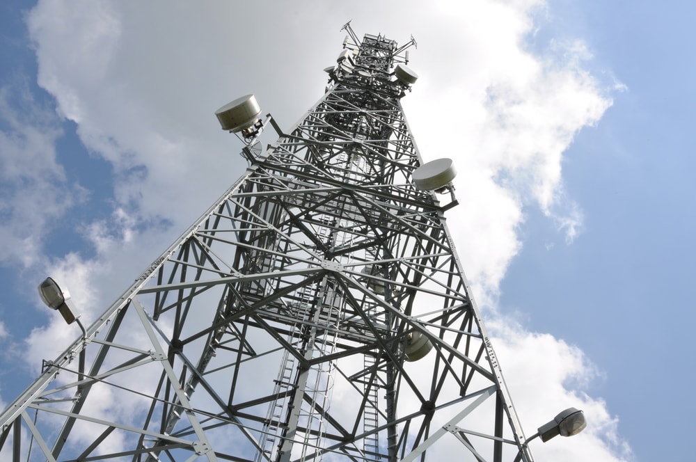 Telecommunication tower with cell phone antennas Een van de vele telecommunicatietorens in Nederland. Foto: Shutterstock