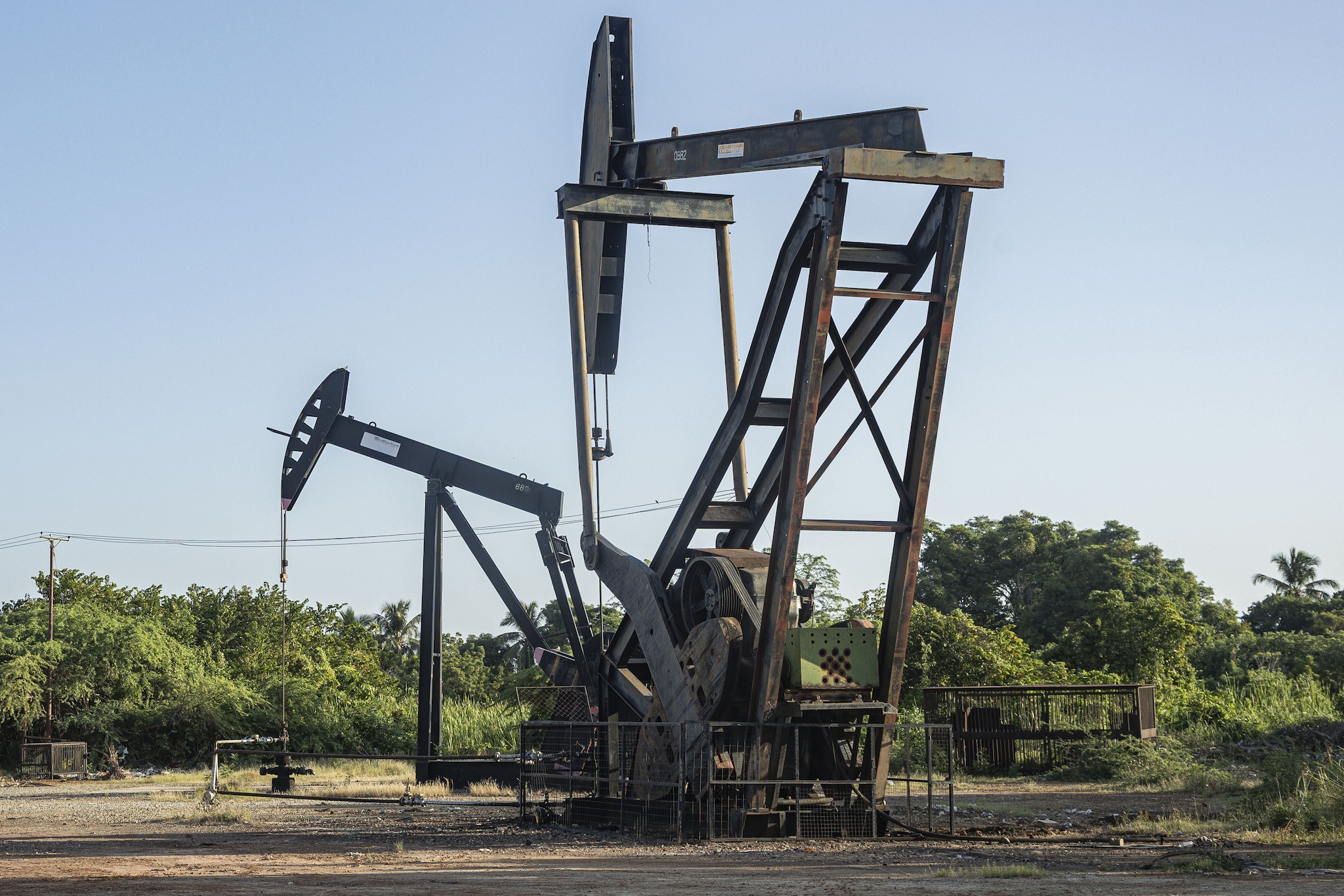 epa12601746 Oil derricks are seen in Cabimas, Venezuela, 18 December 2025. US President Donald Trump announced a total blockade of all sanctioned oil tankers entering and leaving the country, a move analysts say is intended to be selective and part of growing pressure over crude oil and other natural resources.  EPA/Henry Chirinos Een van de olieboortorens in Cambimas in Venezuela. Foto: ANP / EPA