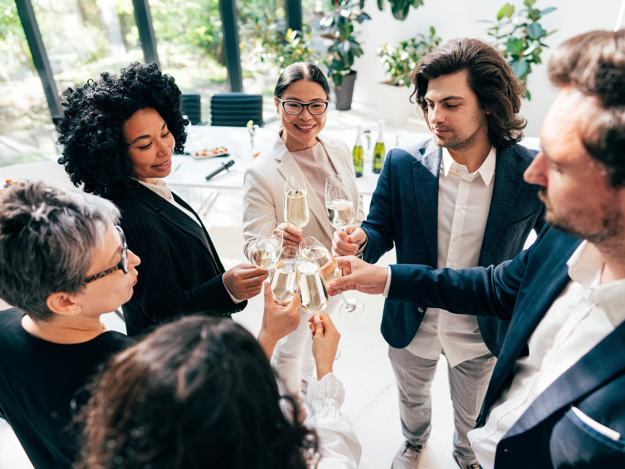 genante stiltes of een blunder bij de baas met deze 4 etiquette regels voorkom je een drama op de nieuwjaarsborrel
