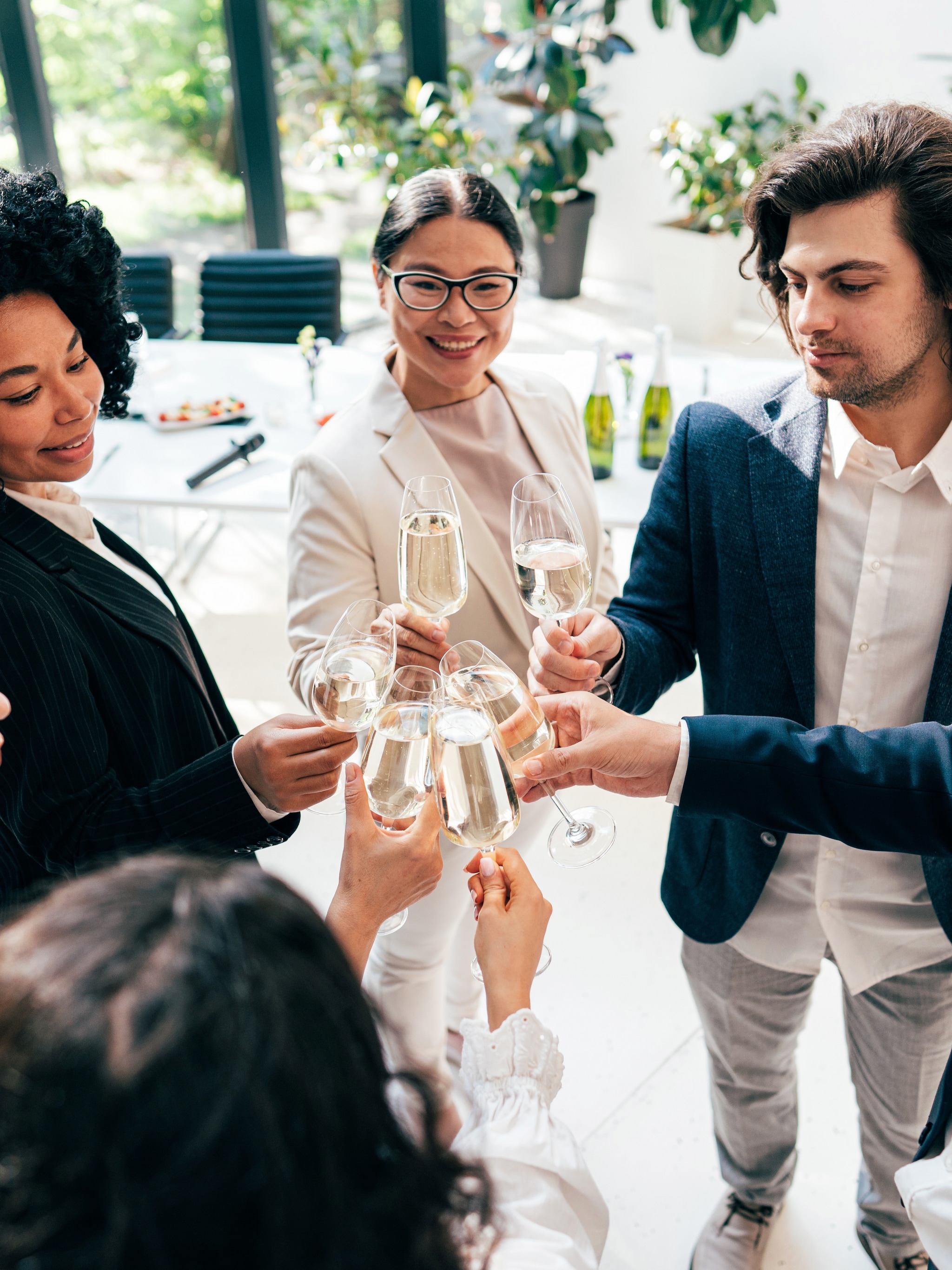 genante stiltes of een blunder bij de baas met deze 4 etiquette regels voorkom je een drama op de nieuwjaarsborrel