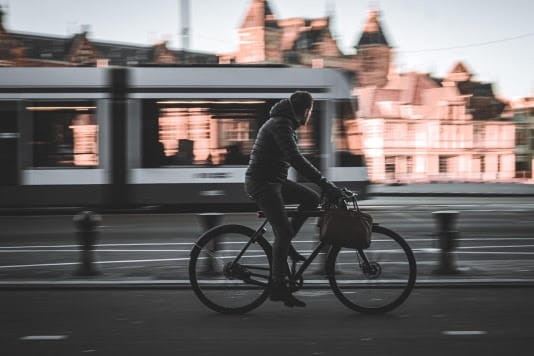 Het mobiliteitsgedrag van werkend Nederland is in 2025 veranderd, zowel op de weg als in het openbaar vervoer. Mensen pakten vaker de fiets, laadden hun elektrische auto voornamelijk thuis op en reisden vooral in de winter eersteklas. Dit blijkt uit woon-werkdata van Shuttel van ruim 250.000 werknemers bij meer dan 100 organisaties in Nederland. „De fiets is inmiddels een vast onderdeel van onze woon-werkrit, en niet langer een ‘mooi-weer-oplossing’”. Foto: Shuttel.