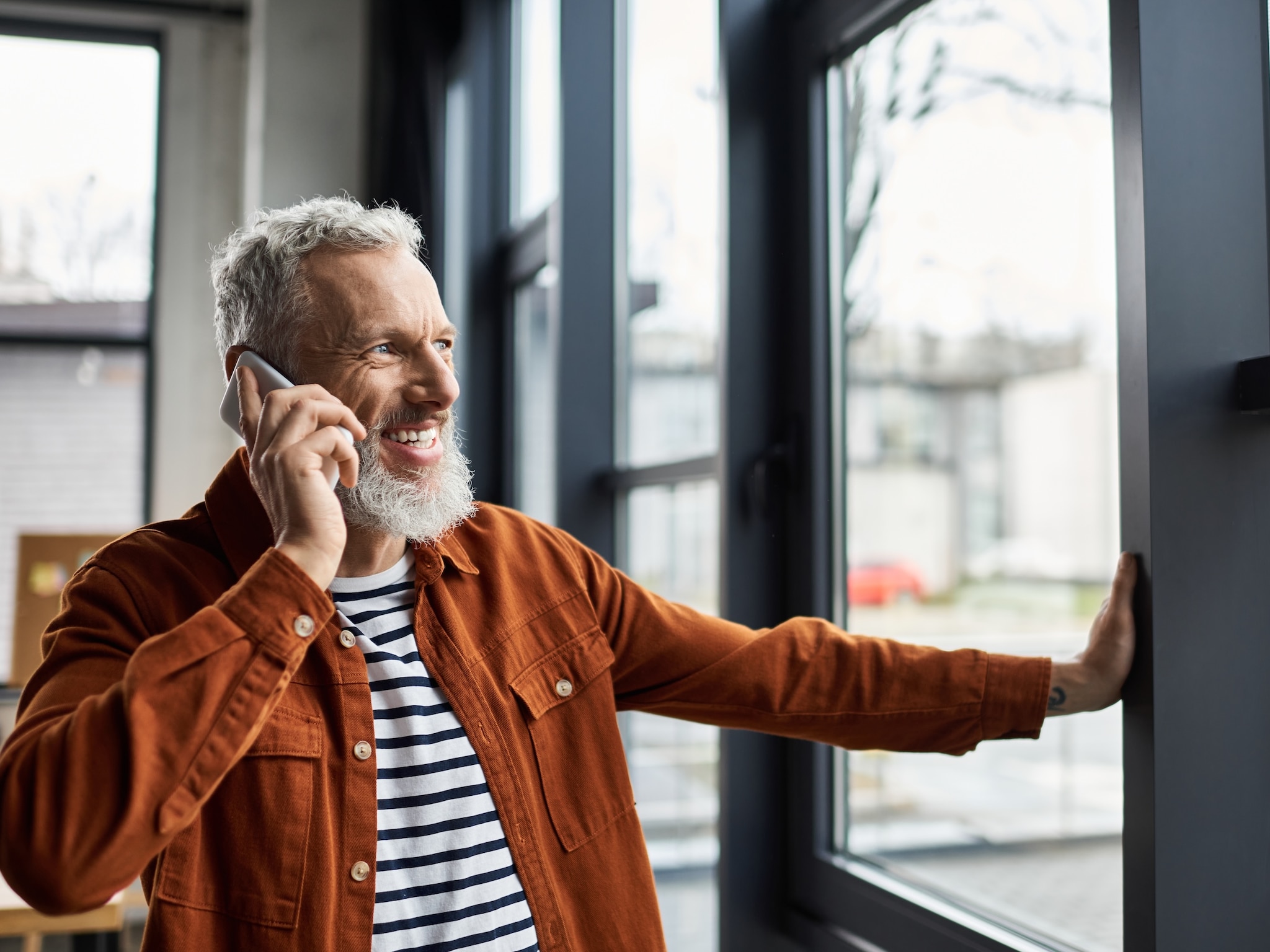 stop met helpen en oplossen waarom op je handen zitten de enige manier is om je team aan te zetten