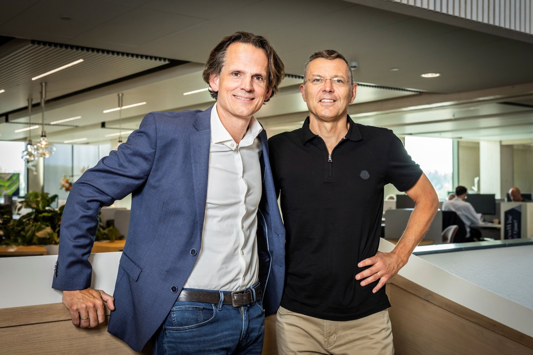 Gerben van Driel en Wibe Wagemans, de makers van de wekelijkse podcastserie Even bellen met Silicon Valley. Gerben van Driel (liks)n en Wibe Wagemans, de makers van onze wekelijkse podcastserie Even bellen met Silicon Valley. Foto: Dingena Mol.