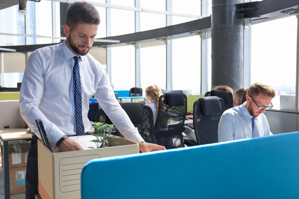 Sad dismissed worker are taking his office supplies with him from office Deze foto is ter illustratie, maar dit gaat 200.000 bankmedewerkers gebeuren, stelt Morgan Stanley. Foto:Shutterstock