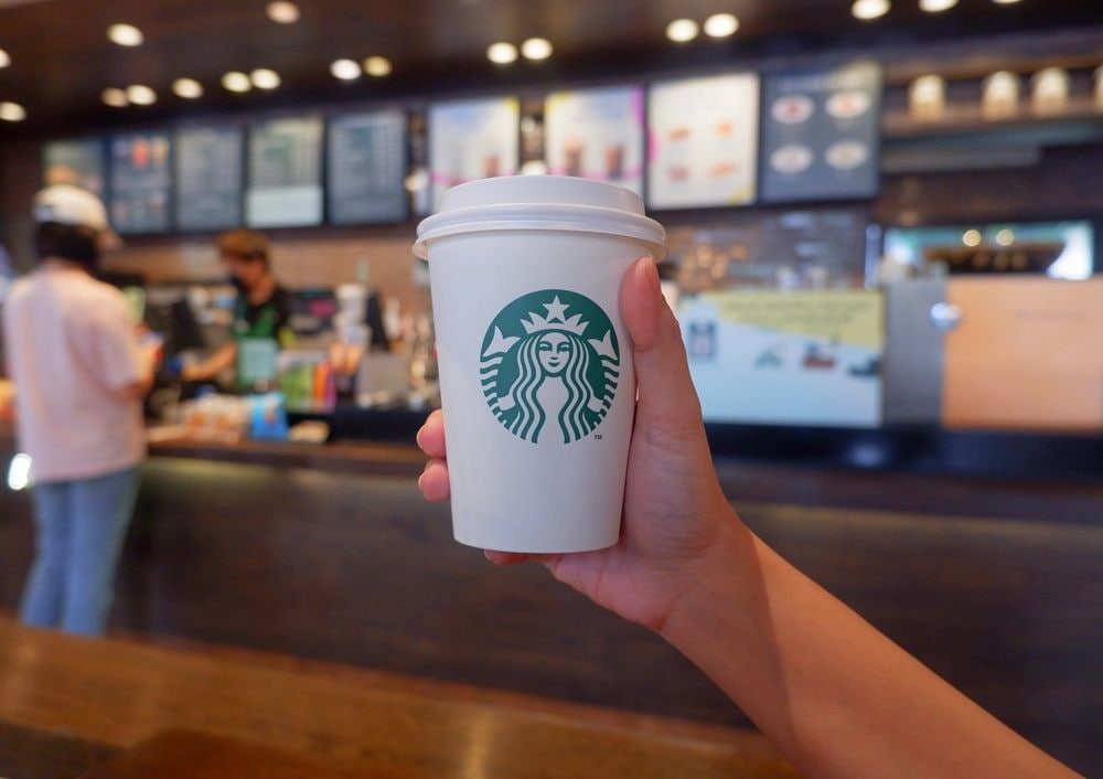 Starbucks koffie. Starbucks koffie dus. De bekende beker. Met je naam er op. Foto: Shutterstock