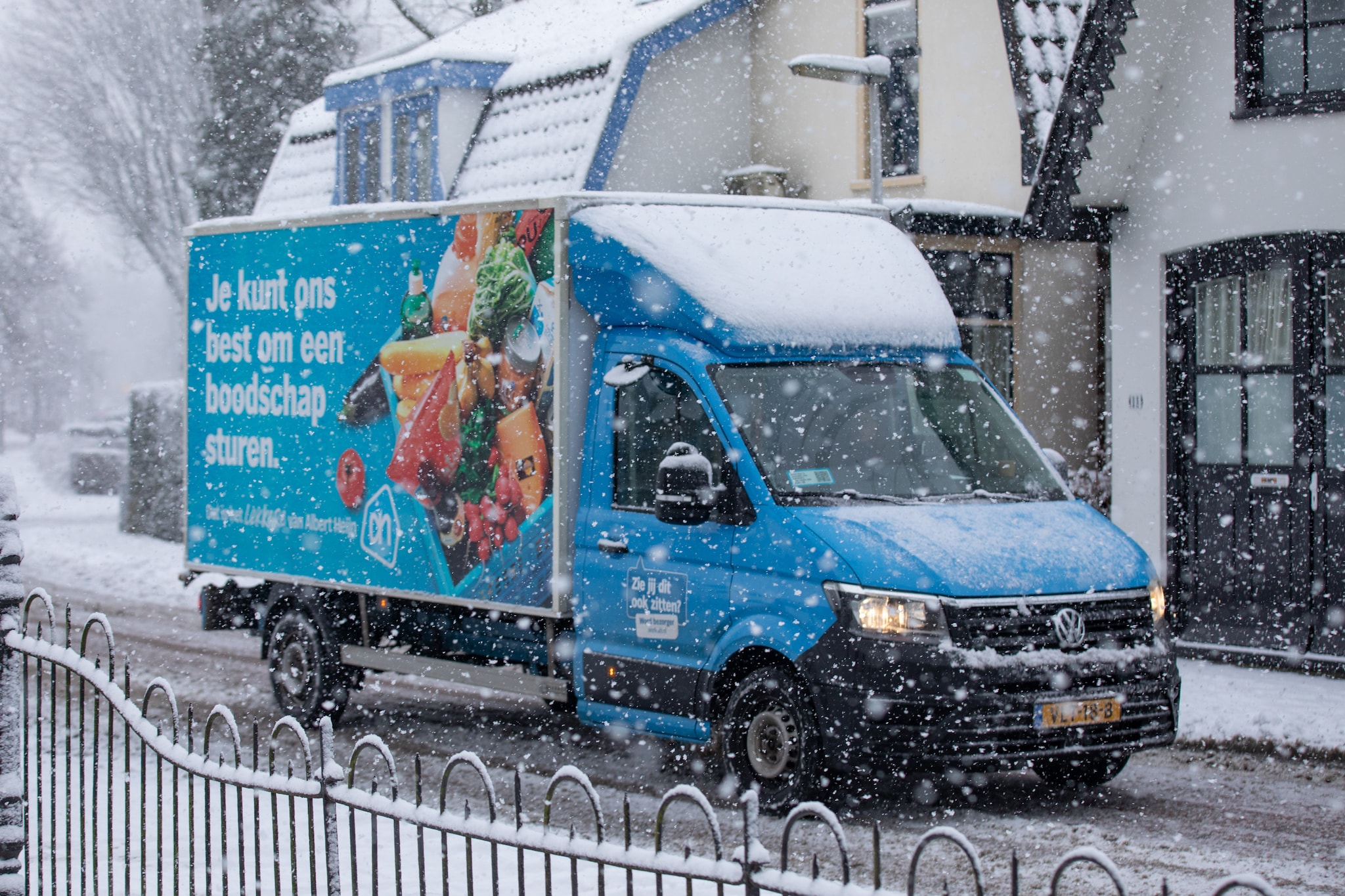 Albert Heijn blijft bezorgen.Terwijl er diverse oproepen zijn geweest, niet de weg op te gaan was deze bezorgster van Albert heijn, druk met haar dagelijkse werk.Foto gemaakt op de Eemnesserweg in Baarn Wies MensinkL ‘Niet alles laat zich natuurlijk voorspellen. De sneeuwstorm van afgelopen januari hadden onze modellen bijvoorbeeld niet zien aankomen. Dan evalueren we achteraf: hoe hadden we dat kunnen voorkomen, wat hadden we er aan toe moeten voegen? Soms moet je de bandbreedte wat breder zetten, soms juist smaller, en soms moet je gewoon accepteren dat iets niet te voorspellen is’. Foto: Caspar Huurdeman