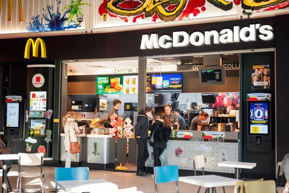 Een van de McDonald's-filailen, deze in Polen. Een van de vele McDonald’s-filialen. Shutterstock