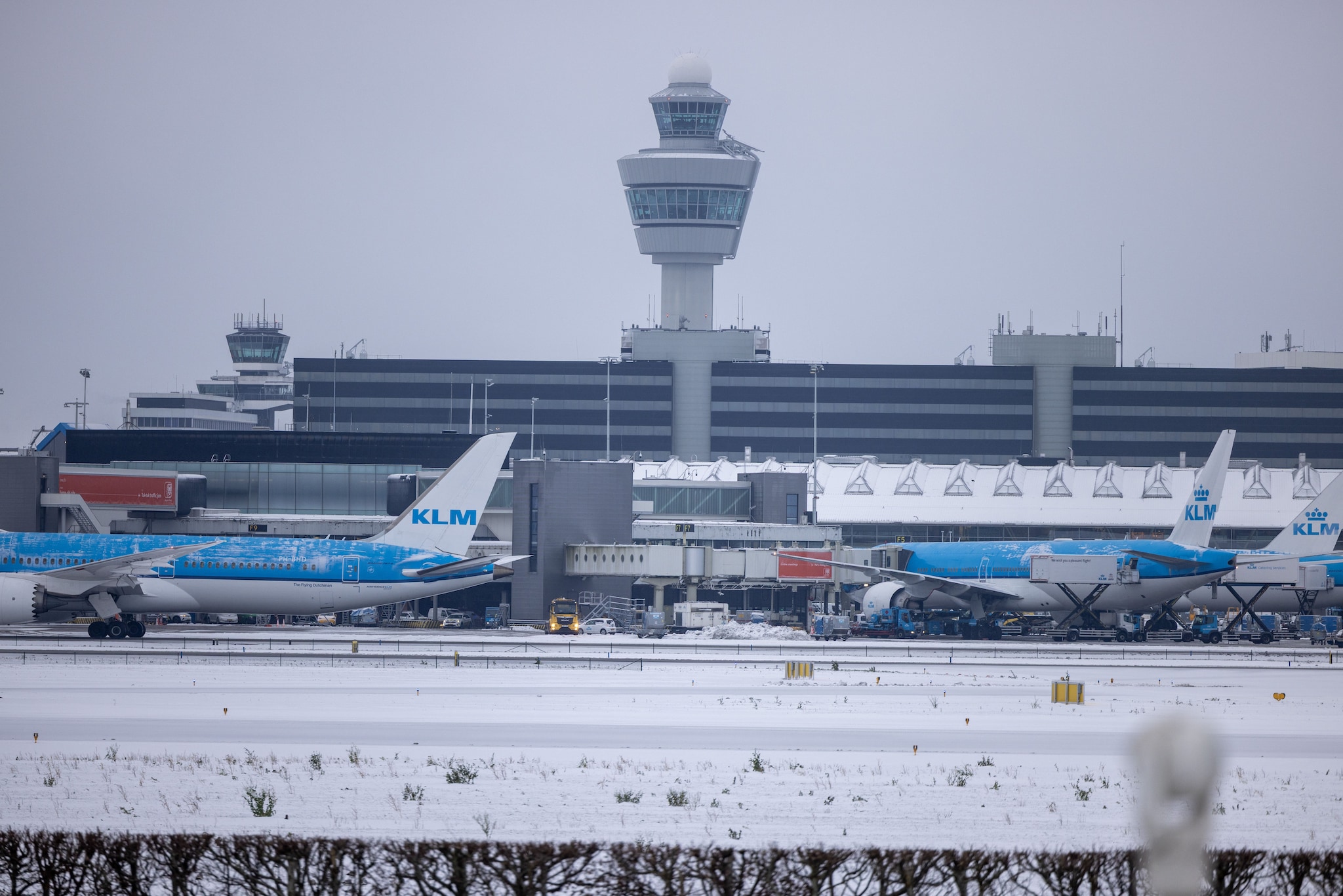 2026-01-07 10:10:40 SCHIPHOL - Vliegtuigen op luchthaven Schiphol. Luchtvaartmaatschappijen annuleren vluchten vanwege de winterse omstandigheden die al dagen aanhouden. MICHEL VAN BERGEN / ANP Schiphol, tijdens de eerste dagen 2026. Foto: ANP