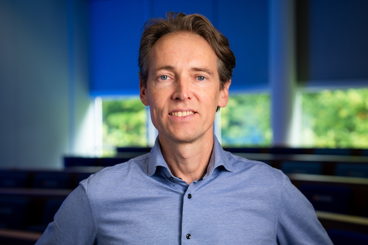 Nyenrode-hoogleraar Willem Schramade in een lege collegezaal.  Nyenrode-hoogleraar Willem Schramade ziet de moderne CFO veranderen: hij kijkt niet alleen meer naar de omzetcijfers, maar ook de maatschappelijke en duurzaamheidsimpact. Het mag van Scharmade echter een 'tikkeltje sneller' /Foto: Nyenrode Business University