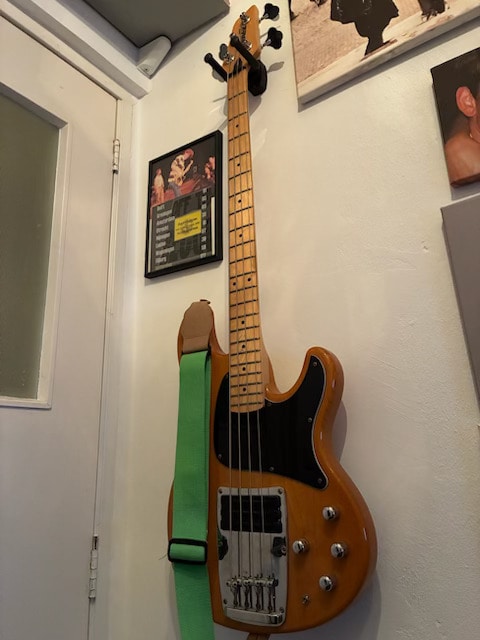 De basgitaar van Gerben van Driel. De basgitaar van Gerben van Driel. Eigen foto