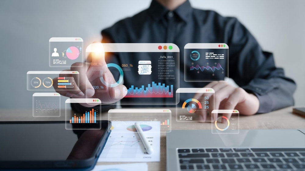 An analyst uses a computer and dashboard for data business analysis and Data Management System with KPI Audits, accounting en optimalisatie van bedrijfsprocessen: AI-tools zijn onmisbaar voor de Finance-professional van de toekomst. /Foto: Shutterstock