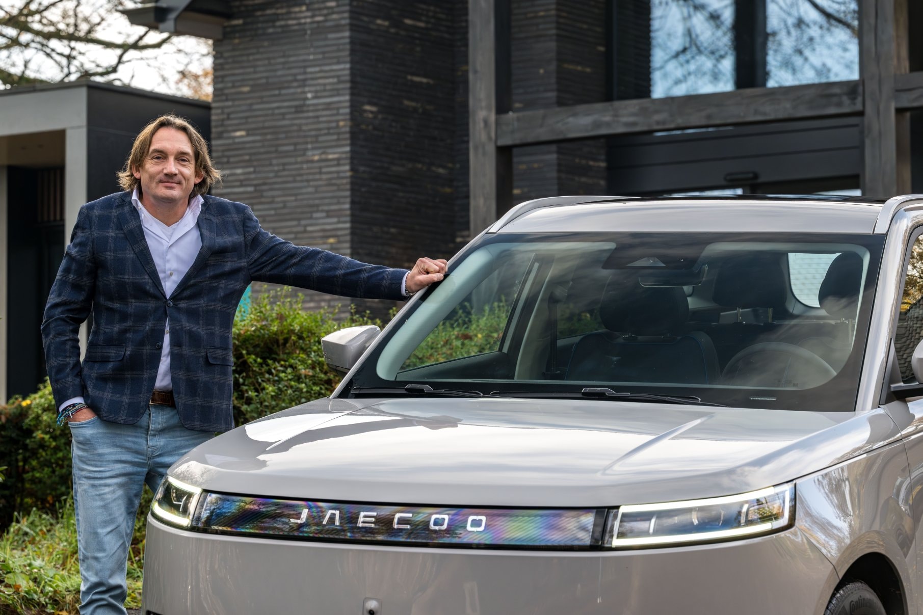 Jos van den Bergh (1973) werkt ruim 25 jaar in de auto-industrie. Met joie de vivre deed hij zowel PR als communicatie voor Franse merken, later aan bureauzijde werkte hij juist voor Duitse en Japanse premiumfabrikanten en daarna ging hij aan de slag bij op technologie en transitie gerichte Chinese EV-producenten. Momenteel richt hij zich met zijn PR-werk niet alleen op de voordelen van elektrisch rijden, met alles wat daarbij komt kijken, maar is hij ook actief in automotive PR- & marketingconsultancy. Voor BusinessWise schetst Jos vanuit zijn brede achtergrond de laatste ontwikkelingen in een snel opschakelende auto-industrie.  Automotive expert Jos van den Bergh. Foto: Jeffrey van der Vaart