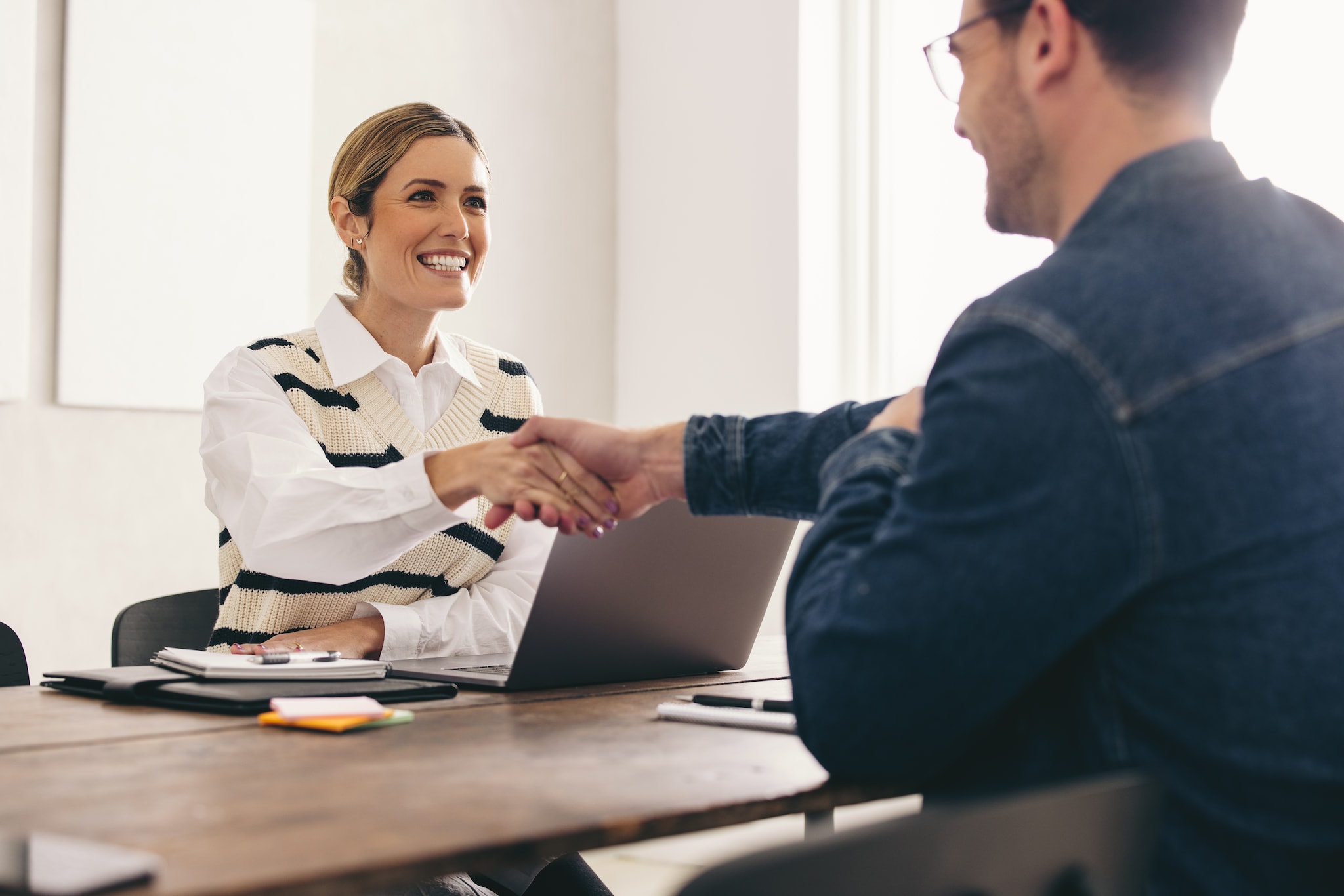 Slechts één op de vijf Nederlanders behoudt vertrouwen in sollicitatieprocessen met AI. Foto: Shutterstock Slechts één op de vijf Nederlanders behoudt vertrouwen in sollicitatieprocessen met AI. Foto: Shutterstock