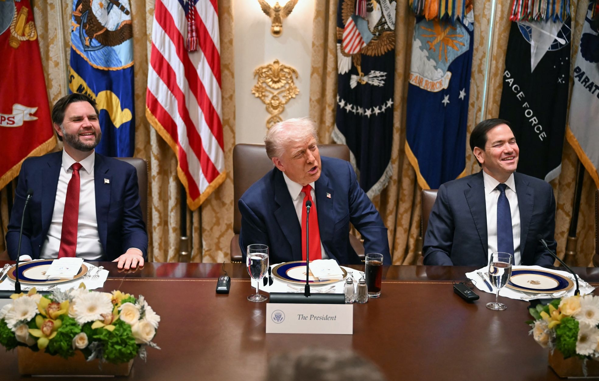 Van links naar rechts: JD Vance, Donald Trump en Marco Rubio. Het is beslist geen gekke neiging om je leidinggevende te willen pleasen, ook als die minder wordt gestuurd door wrok en rancune dan Trump. Van links naar rechts: JD Vance, Donald Trump en Marco Rubio.’Wie wil er nu niet aardig gevonden worden door diegene die in zekere zin jouw lot in handen heeft?’ schrijft Paul van Riessen in zijn expertblog. Foto: AFP