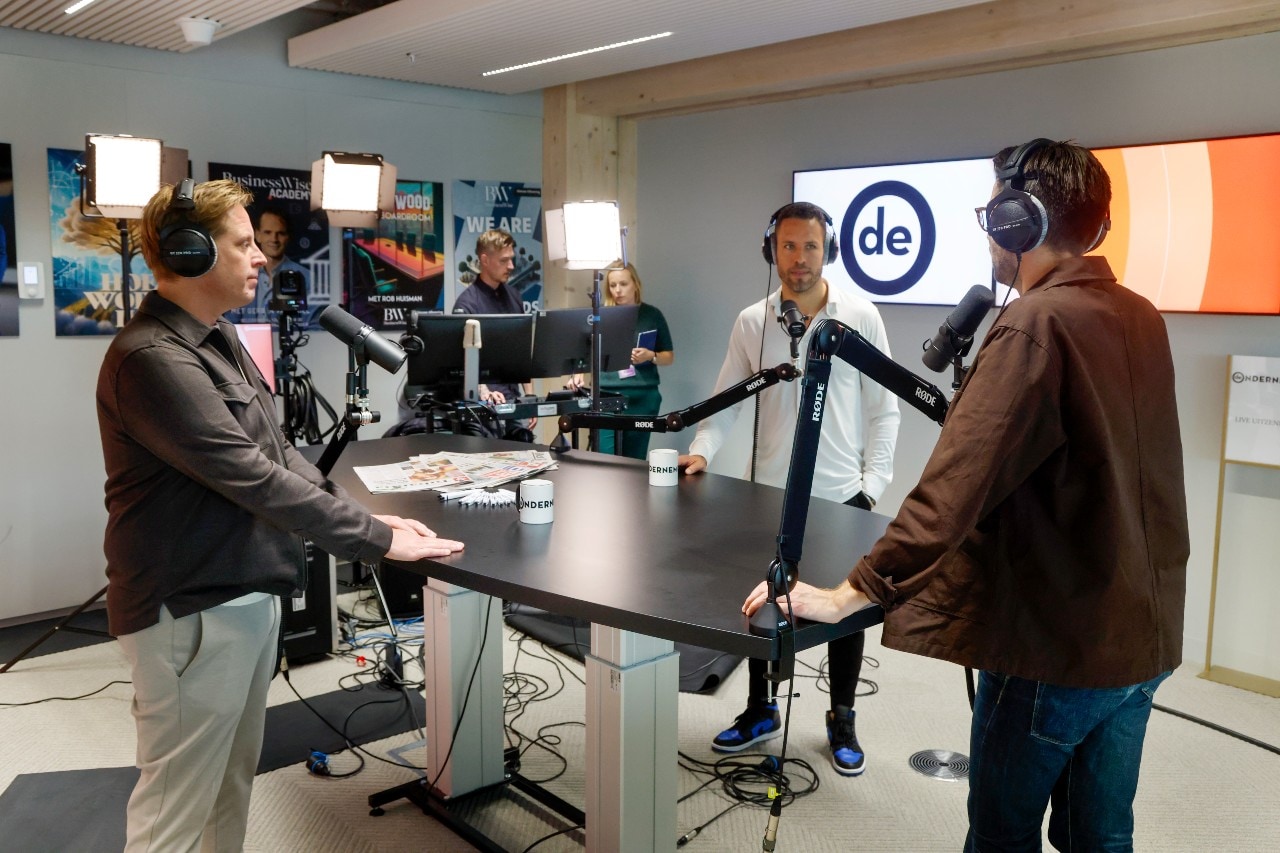 De Ondernemer Live, een wekelijks radioprogramma dat wordt gemaakt in een eigen visual radiostudio in Mediavaert. Presentator (rechts op de rug) is Jonathan van Noord. Dit is De Ondernemer Live, ons wekelijks radioprogramma dat wordt gemaakt in een eigen visual radiostudio in Mediavaert. Presentator (rechts op de rug) is Jonathan van Noord.