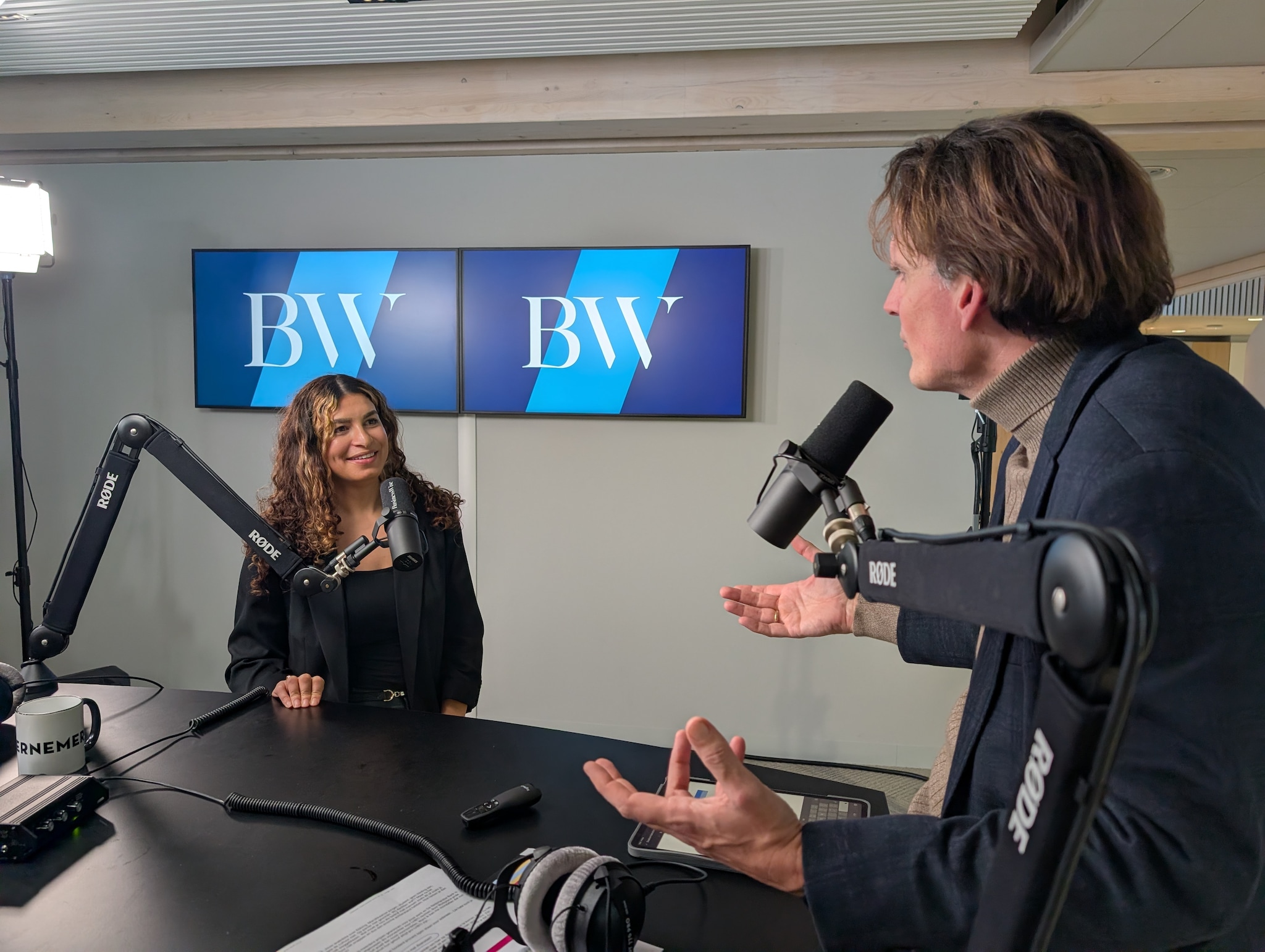 Nazha Rustom in Move on Up met presentator Gerben van Driel. Foto: BusinessWise Nazha Rustom in Move on Up met presentator Gerben van Driel. Foto: BusinessWise