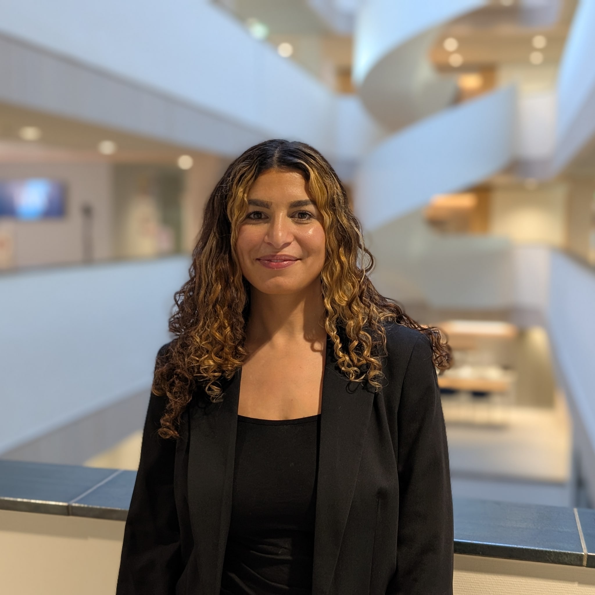 nazha rustom werd door hoofddoek niet gegroet in de lift