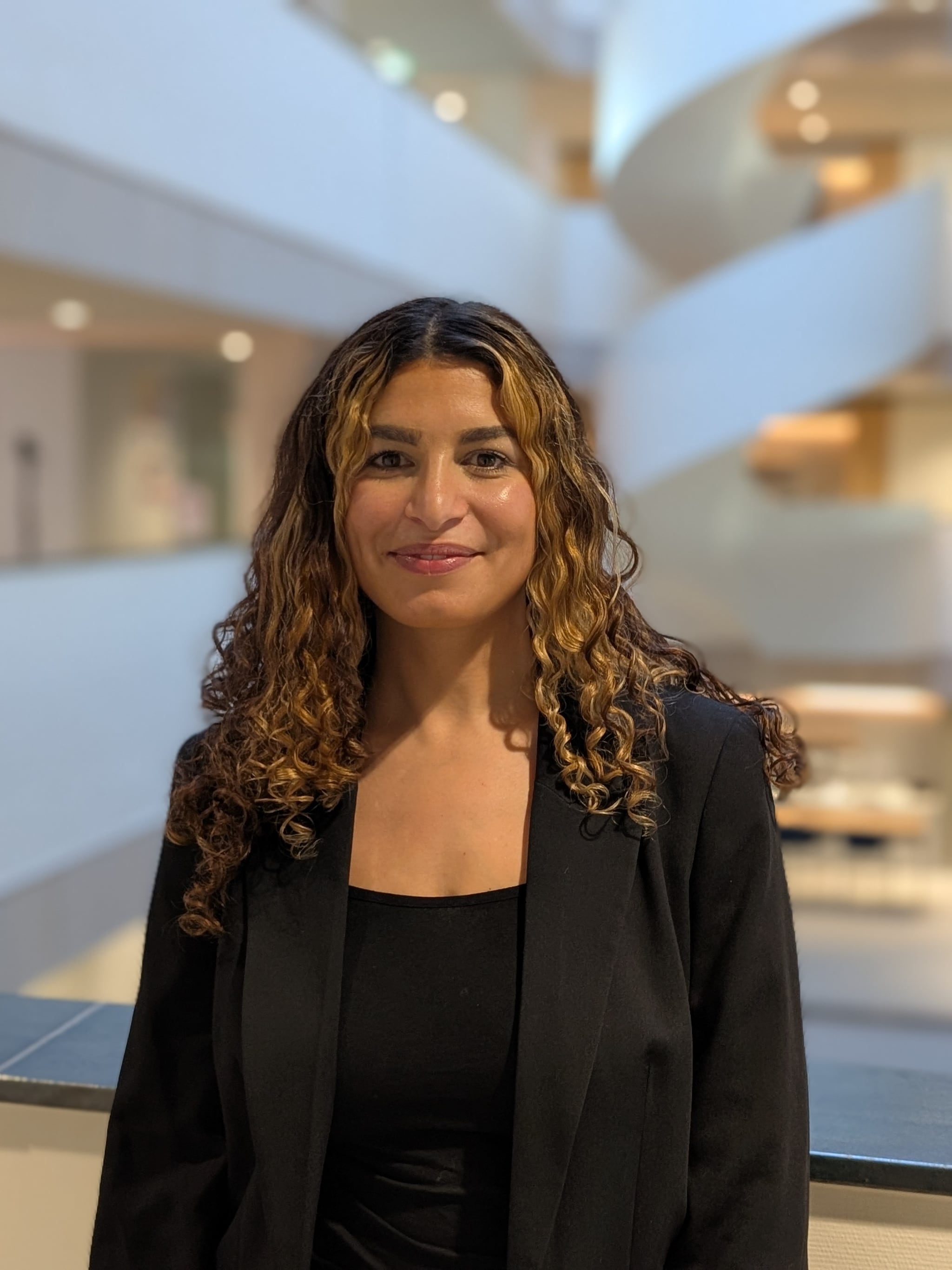 nazha rustom werd door hoofddoek niet gegroet in de lift