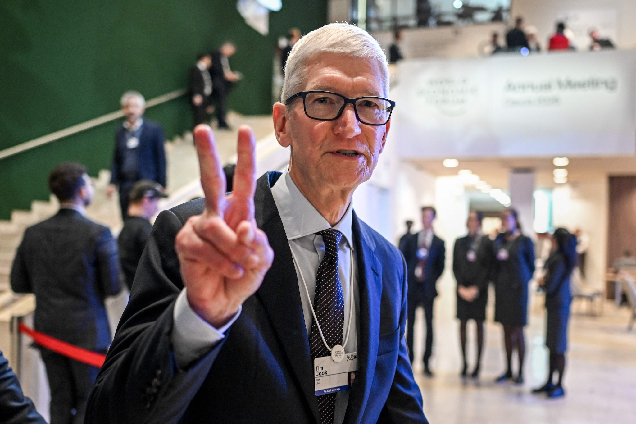 Apple CEO Tim Cook gestures as he departs after a business leaders reception with the US President on the sidelines of the World Economic Forum (WEF) annual meeting in Davos on January 21, 2026. The World Economic Forum takes place in Davos from January 19 to January 23, 2026. (Photo by Fabrice COFFRINI / AFP) Apple CEO Tim Cook, hier tijdens het World Economic Forum, was een van de Big Tech-gasten bij de filmpremière Melania. Dat kwam hem op veel kritiek van - ook - medewerkers te staan, gelet op de gebeurtenissen vlak daarvoor in Minneapolis. Foto: AFP.