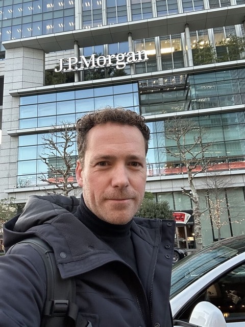 Vince van de Weijer, oprichter Clementine, in Tokio voor het pand van JP Morgan Vince van de Weijer, founder van Clementine, in Tokio voor het pand van JP Morgan.