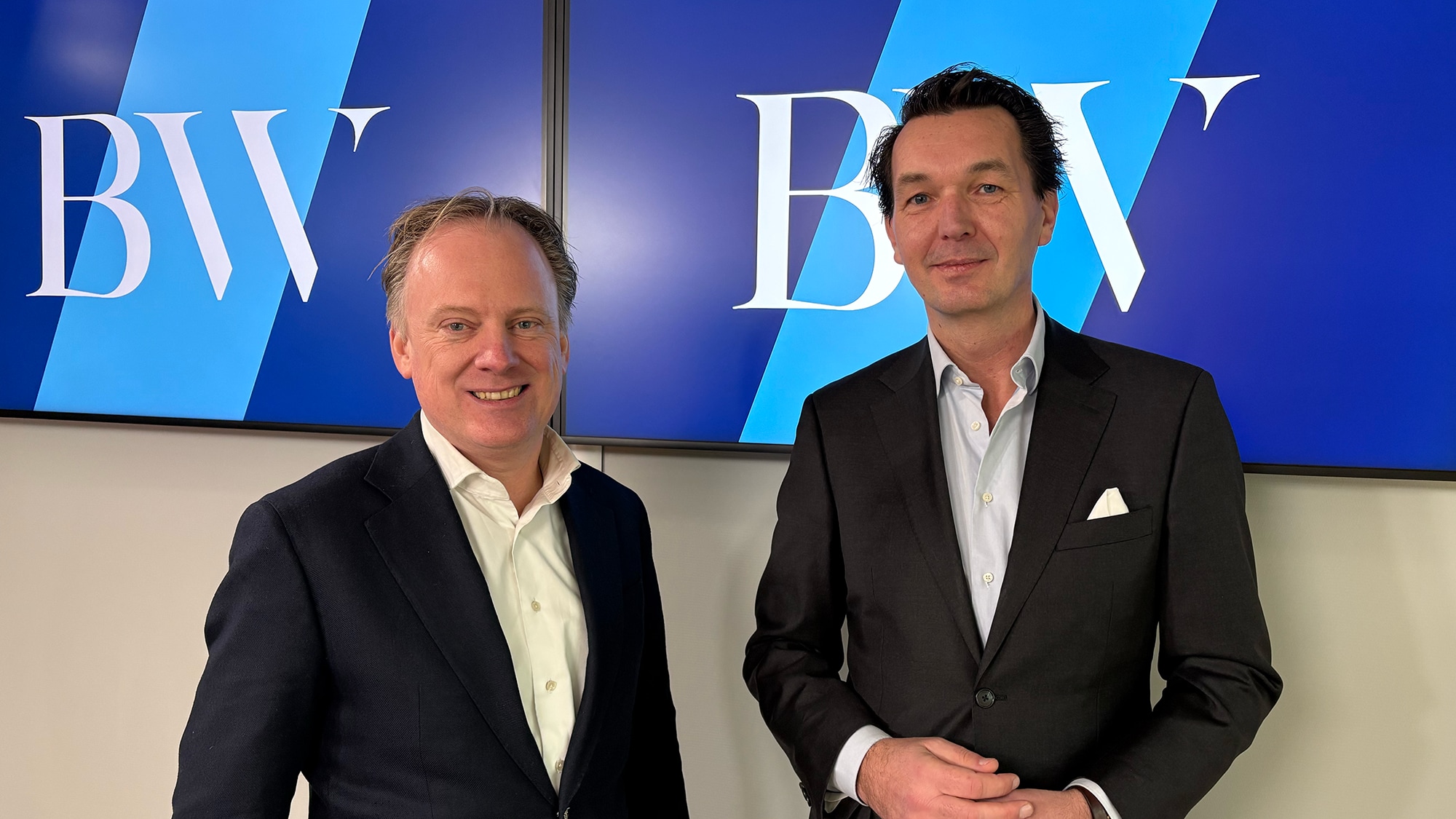 Harm Bots, CEO Europe van MUFG, in At the Top bij presentator Paul van Riessen. Foto: BusinessWise Harm Bots, CEO Europe van MUFG, in de studio voor At the Top met presentator Paul van Riessen (rechts). Foto: Desny Brügemann.