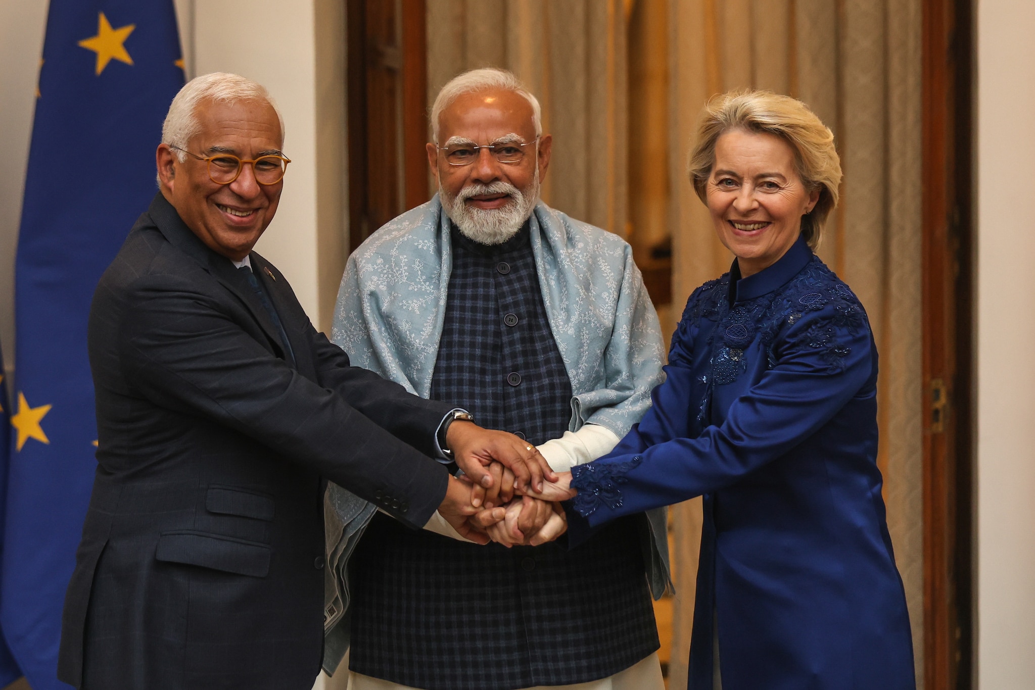 Voorzitter van de Europese Raad Antonio Luis Santos da Costa, de Indiase Minister President Narendra Modi en voorzitter van de Europese Commissie Ursula von der Leyen sluiten handelsdeel. Foto: ANP Voorzitter van de Europese Raad Antonio Luis Santos da Costa, de Indiase Minister President Narendra Modi en voorzitter van de Europese Commissie Ursula von der Leyen sluiten handelsdeel. Foto: ANP