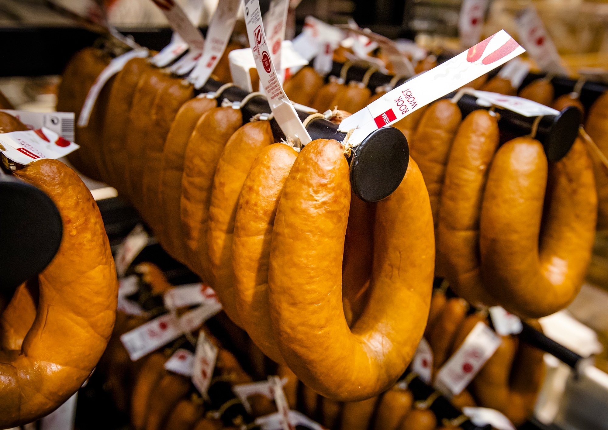 HEMA veranderde na 80 jaar de receptuur van de rookworst, maar dat bleek geen verstandige keuze. Foto: ANP HEMA veranderde na 80 jaar de receptuur van de rookworst, maar dat bleek geen verstandige keuze. Foto: ANP