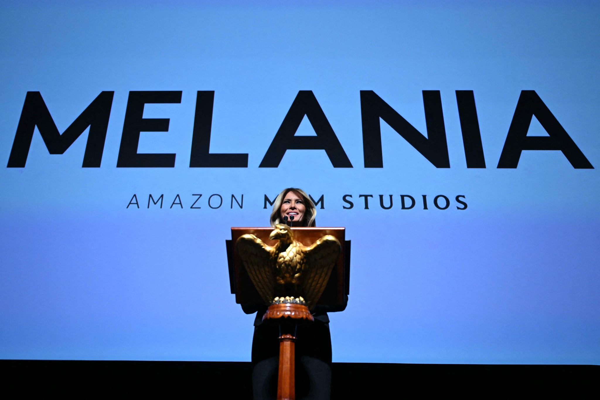 US First Lady Melania Trump speaks during the world premiere of Amazon MGM Studios' "Melania" at the Kennedy Center in Washington, DC, on January 29, 2026. (Photo by Brendan SMIALOWSKI / AFP) US First Lady Melania Trump tijdens de wereldpremière van haar film, met onder meer Tim Cook van Apple en Andy Jassy van Amazon in de zaal. Meer dan de helft van de filmcrew wil hun naam alsnog niet op de aftiteling. Foto: ANP/AFP.