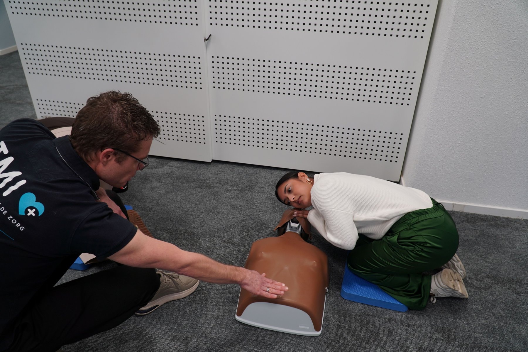 Bedrijven hebben een sleutelrol om meer mensen op te leiden tot burgerhulpverleners met een gecertificeerde reanimatie- en AED-training. Zie het als de ultieme vorm van Maatschappelijk Verantwoord Ondernemen (MVO). Dat is de boodschap van CEO Geert-Jan van der Snoek van SDU. Ons land telt ongeveer 275.000 gecertificeerde burgerhulpverleners op 18 miljoen inwoners van Nederland. Foto: SDU.