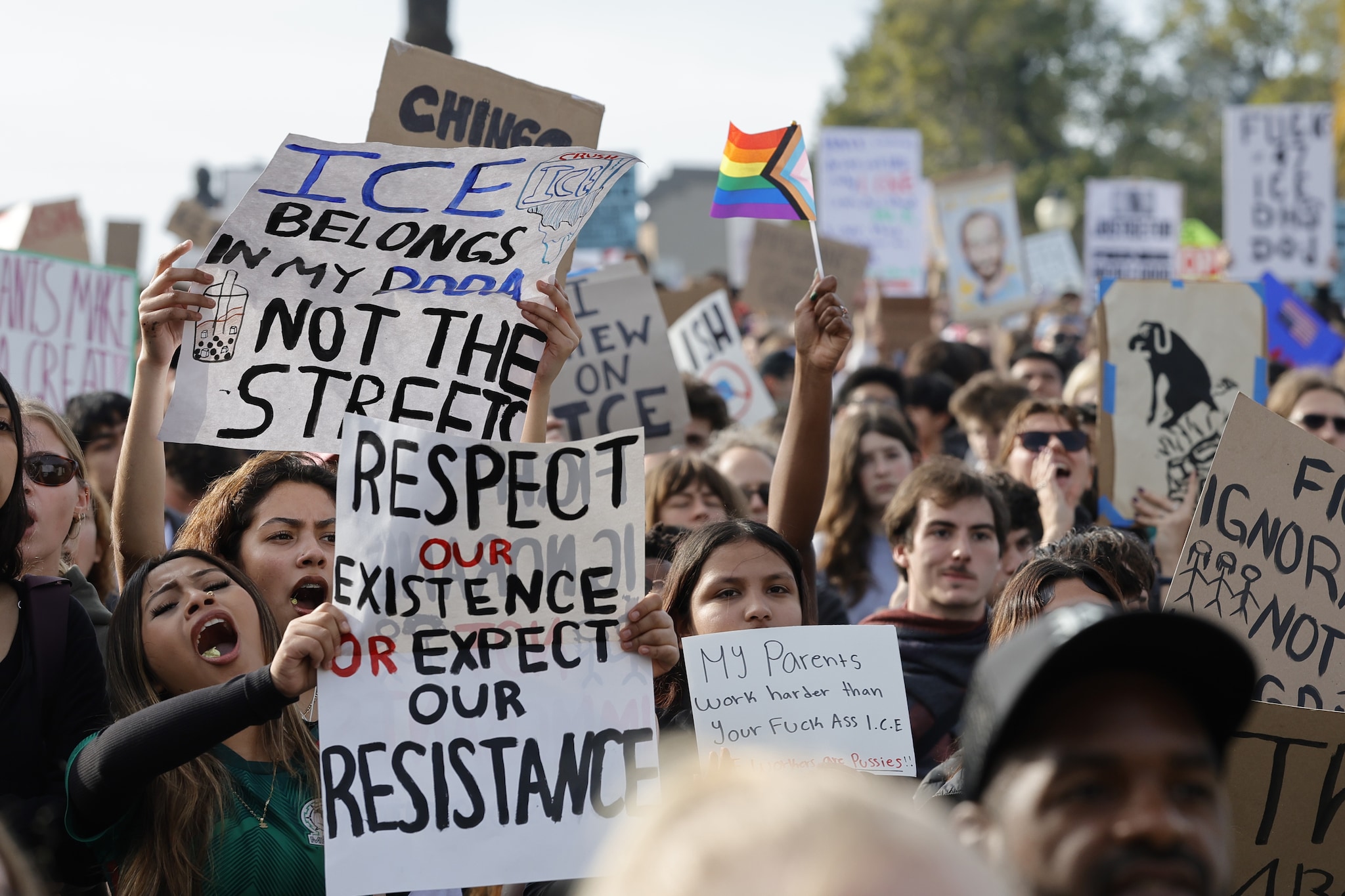 epa12693683 Anti-ICE protestors rally during a nationwide general strike demonstration at Mission Dolores Park in San Francisco, California, USA, 30 January 2026. The nationwide general strike, called under the slogans such as 'no work, no school, no shopping' as activists seek to draw attention to immigration enforcement tactics after federal immigration operations in Minneapolis resulted in the fatal shootings of two US citizens, Renee Nicole Good and Alex Pretti.  EPA/JOHN G. MABANGLO Een van de vele anti-ICE demonstraties op 30 januari, deze in San Francisco/Silicon Valley. Foto: ANP / EPA