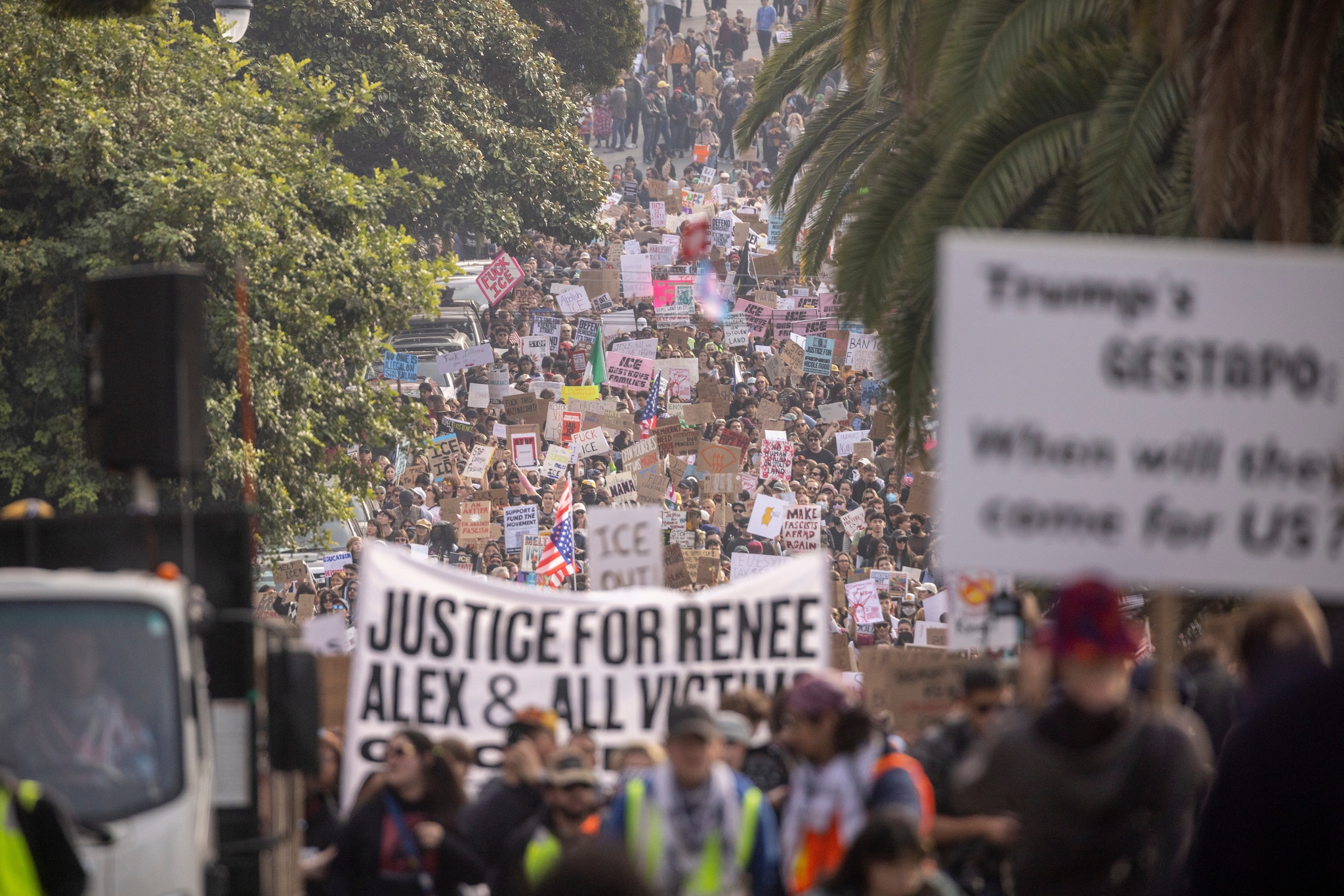 EDS NOTE: OBSCENITY - Protesters march at Dolores Park during a nationwide shutdown and walkout in protest against the ongoing federal immigration raids and unrest in Minneapolis, in San Francisco, Friday, Jan. 30, 2026. (Stephen Lam/San Francisco Chronicle via AP) San Francisco/Silicon Valley, 30 januari 2026. Protestmars tegen ICE.