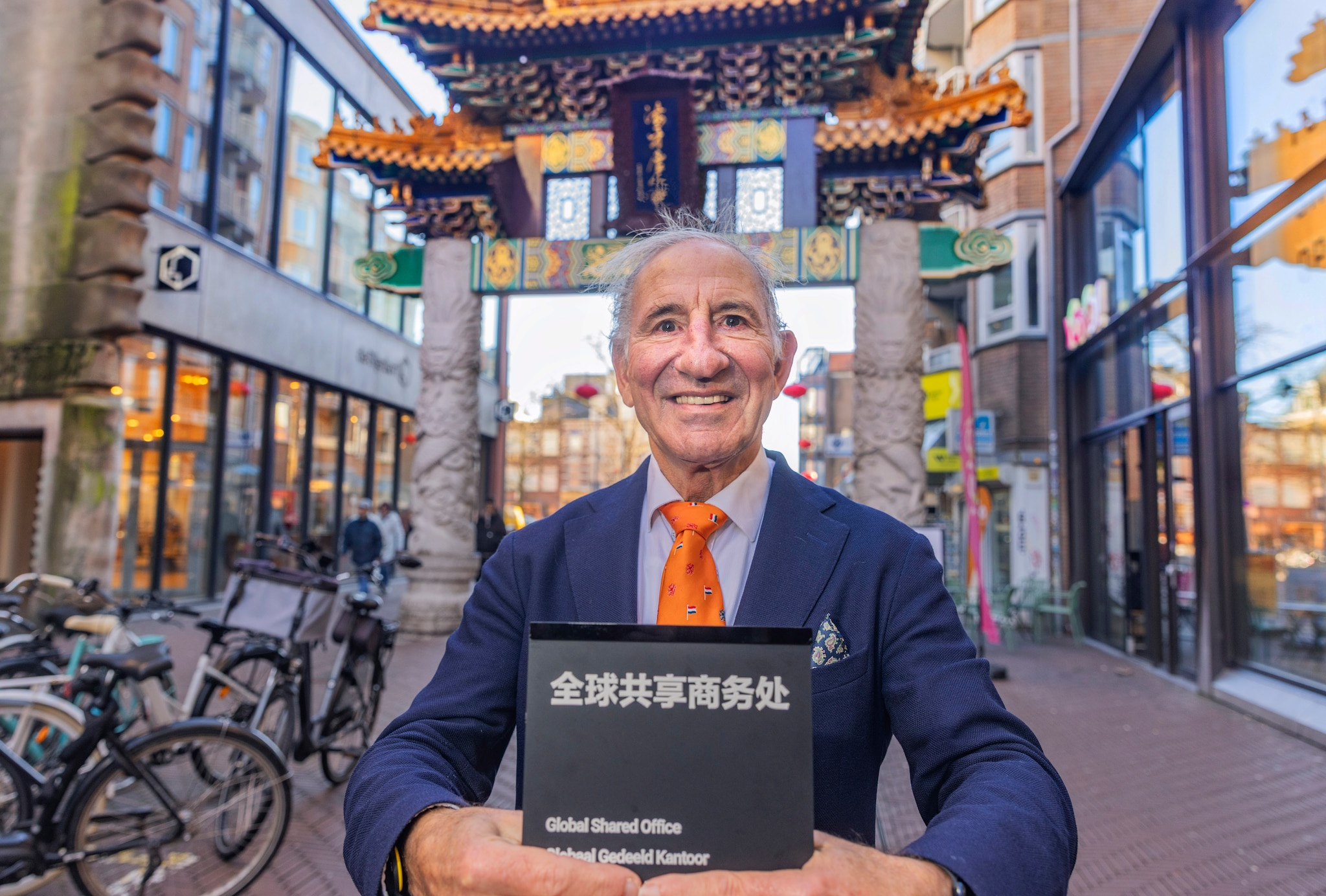 Ralph van Hessen in het Haagse Chinatown.  Een trotse Ralph van Hessen in het Haagse Chinatown. Hij ontmoette bij toeval de Chinese oud-topman van onder meer Apple: de vader van Rakph bleek zijnn grote inspiratiebron. Foto: AD/Frank Jansen.