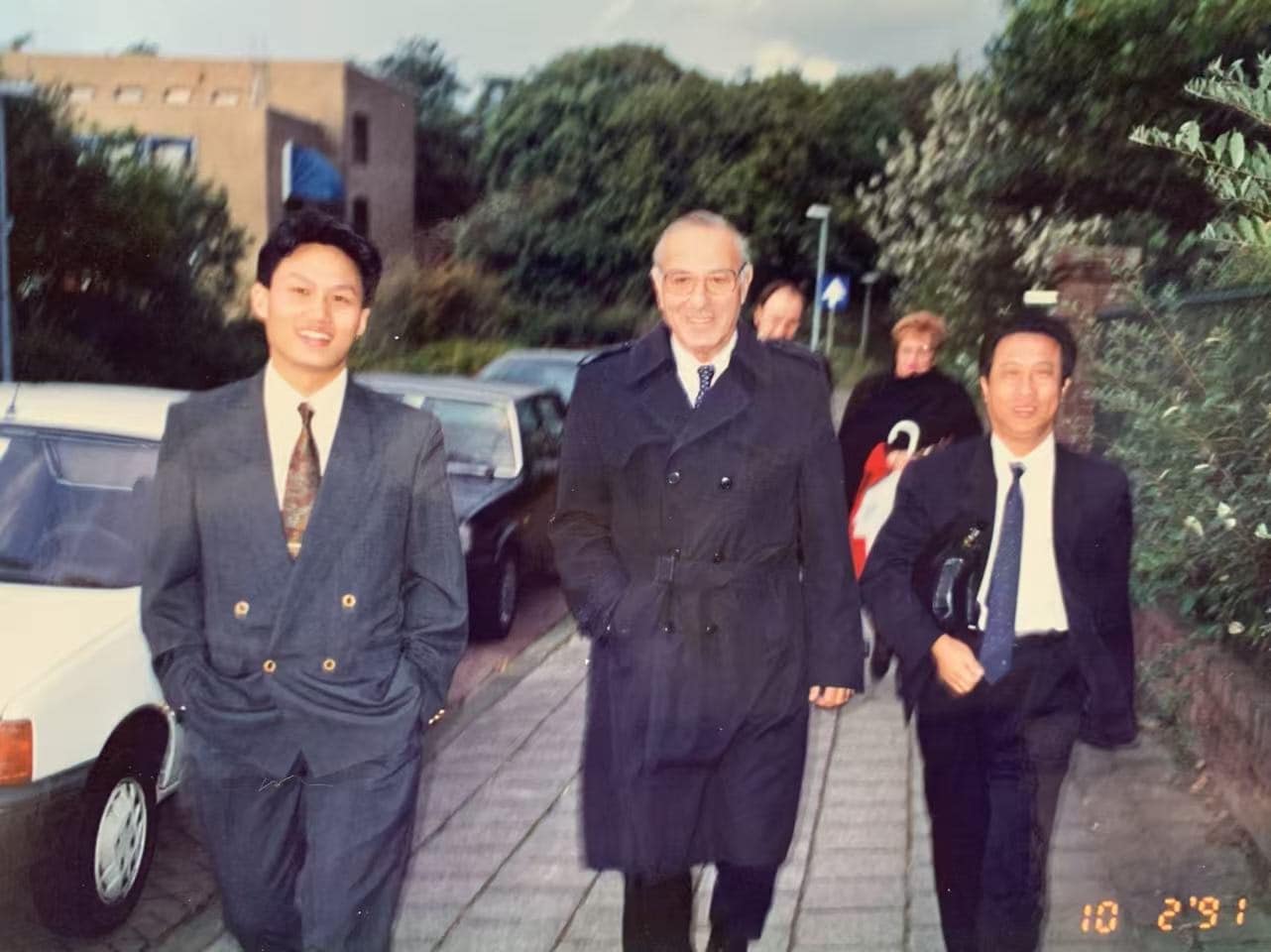 De jonge Ge Jun (links) en Paul van Hessen tijdens het eerste bezoek van de Chinese ondernemer aan Nederland. Toen zoon Ralph deze foto van zijn overleden vader zag, moest hij huilen. De jonge Ge Jun (links) en Paul van Hessen tijdens het eerste bezoek van de Chinese ondernemer aan Nederland. Toen zoon Ralph deze foto van zijn overleden vader zag, kwamen er tranen (eigen foto).