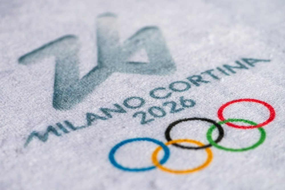 MILAN, ITALY, OCTOBER 20, 2025: Logo of Winter Olympics Game 2026 in Milano and Cortina, Italy. White background, macro and detail Sponsoren lijken minder aandacht te hebben voor de Winterspelen dan de Zomerspelen. Hoe komt dat? Foto:Shutterstock
