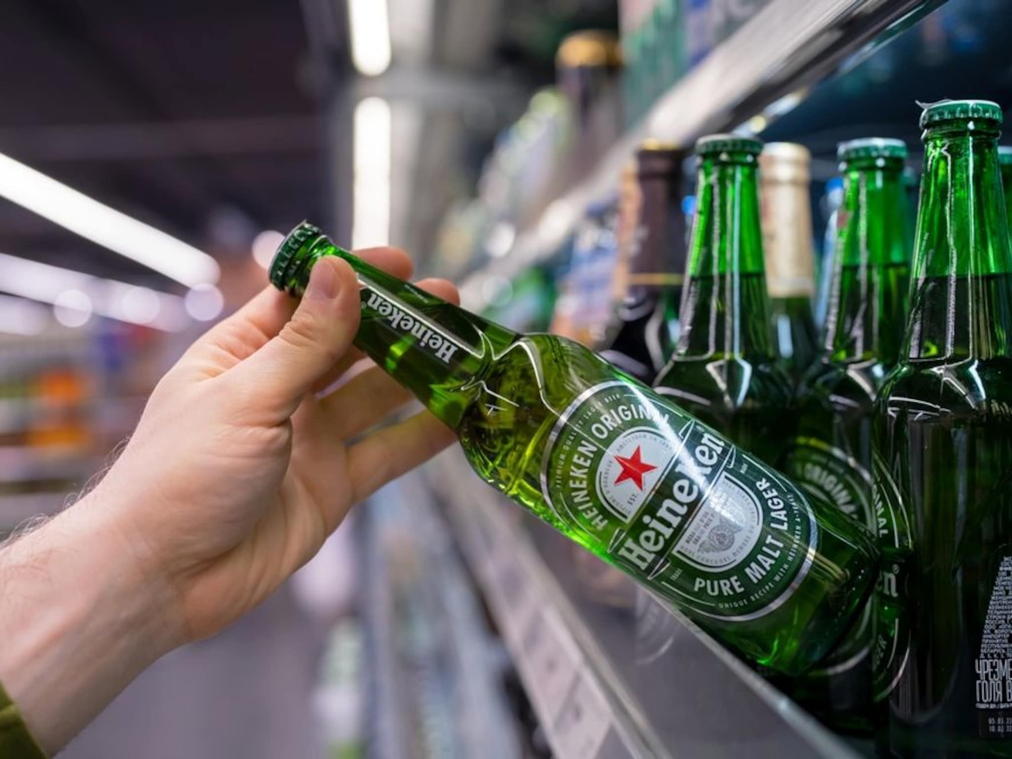 heineken schrapt 5000 tot 6000 banen moet jaarlijkse kostenbesparing van 500 miljoen euro opleveren