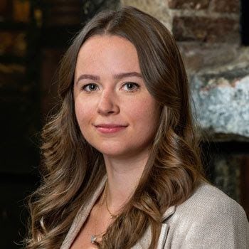 Frederique Bouwman onderzocht de invloed van de motivatie van CEO’s op het maatschappelijk verantwoord ondernemen (MVO) van een bedrijf. Ze stelt vast dat financiële prikkels, persoonlijke waarden en sociale erkenning elk op een andere manier duurzaamheid beïnvloeden. En wint de CEO een prestigieuze prijs? Grote kans dat in de jaren erna de vervuiling toeneemt... Frederique Bouwman verdedigt haar proefschrift ‘Beyond the Bottom Line: CEO Motivations for Corporate Social Responsibility’. Foto: Open Universiteit