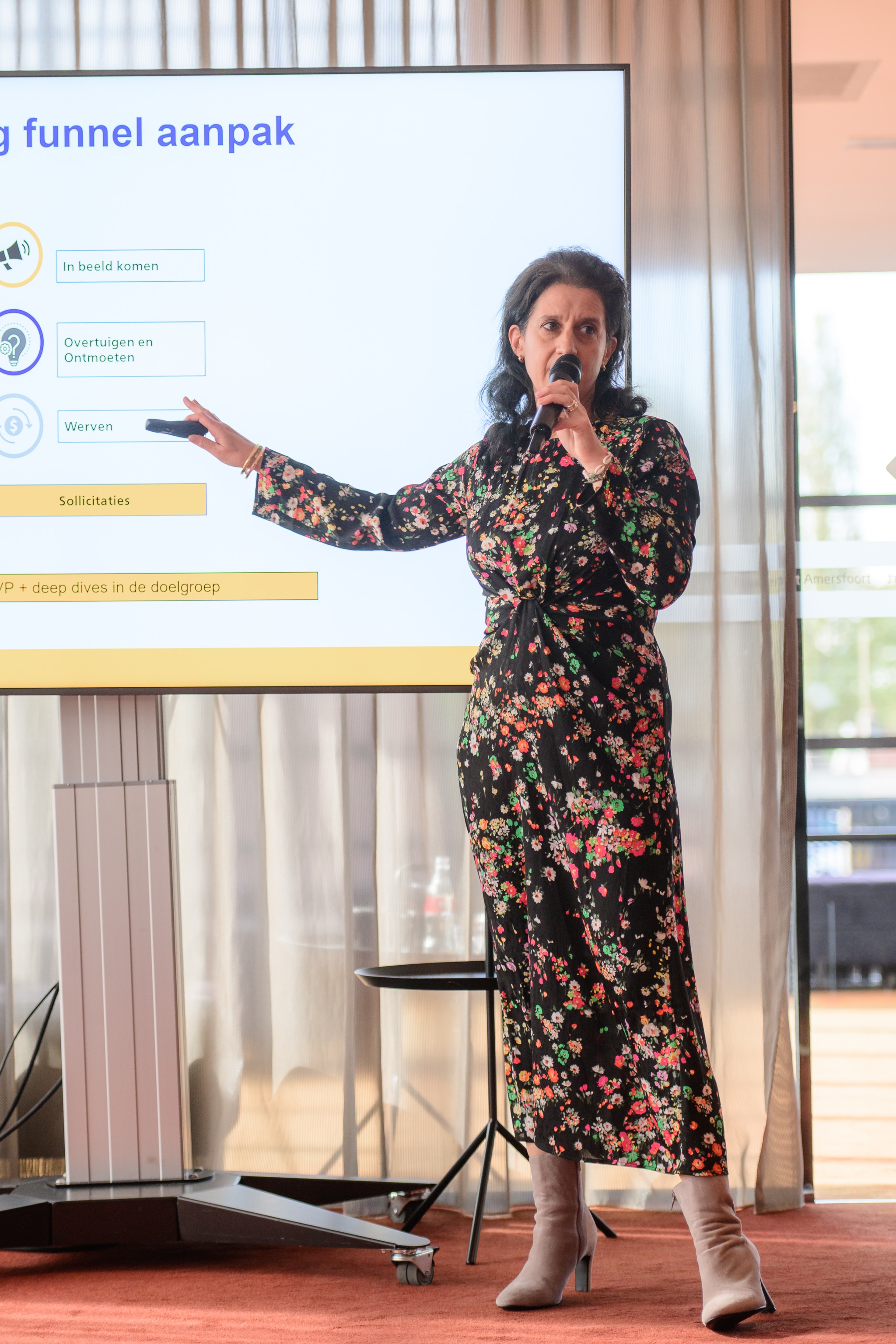 Claudia Zwitser, Hoofd Recruitment & Employer Branding NS. Foto: via Claudia Zwitser. Claudia Zwitser: ‘Je komt tot zoveel inzichten en ideeën als je af en toe een mentale pauze houdt’. Foto: NS.