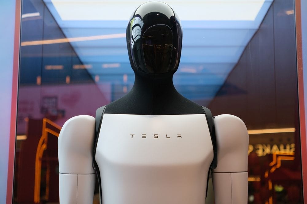 De humanoide robot van Elon Musk, made by Tesla. Hij gaat er 1 miljoen per jaar maken. Optimus, de humanoide robot van Elon Musk, made by Tesla. Hij gaat er 1 miljoen per jaar maken. Foto: Shutterstock (dit is géén AI).