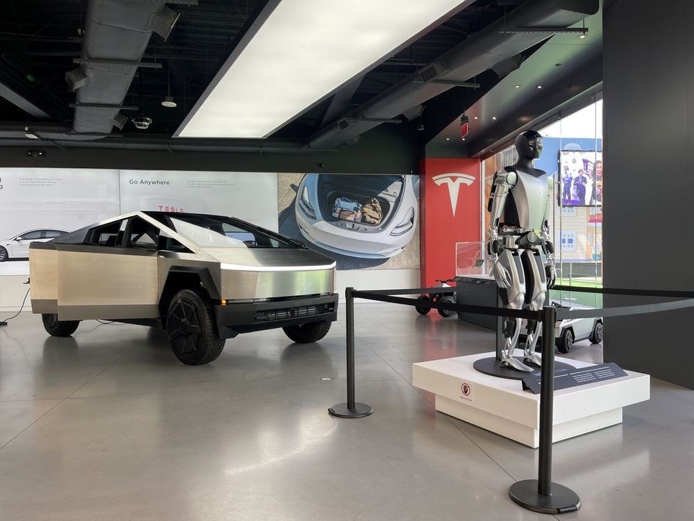 In Tesla-showrooms staat tegenwoordig ook Optimus, de humanoide robot van Elon Musk. In Tesla-showrooms staat tegenwoordig ook Optimus, de humanoide robot van Elon Musk. Foto: Shutterstock.