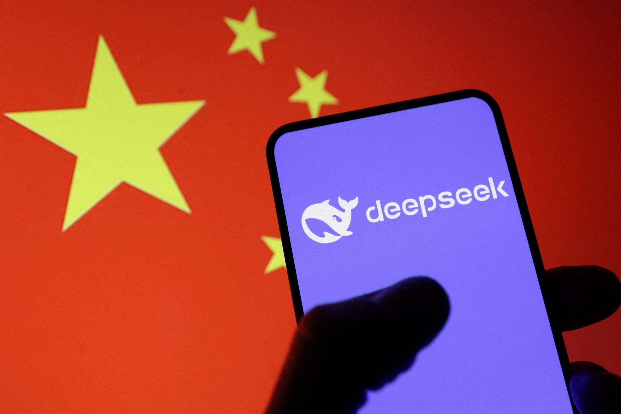FILE PHOTO: The Deepseek logo and a Chinese flag are seen in this illustration taken January 29, 2025. REUTERS/Dado Ruvic/Illustration/File Photo Afbeelding: Reuters.