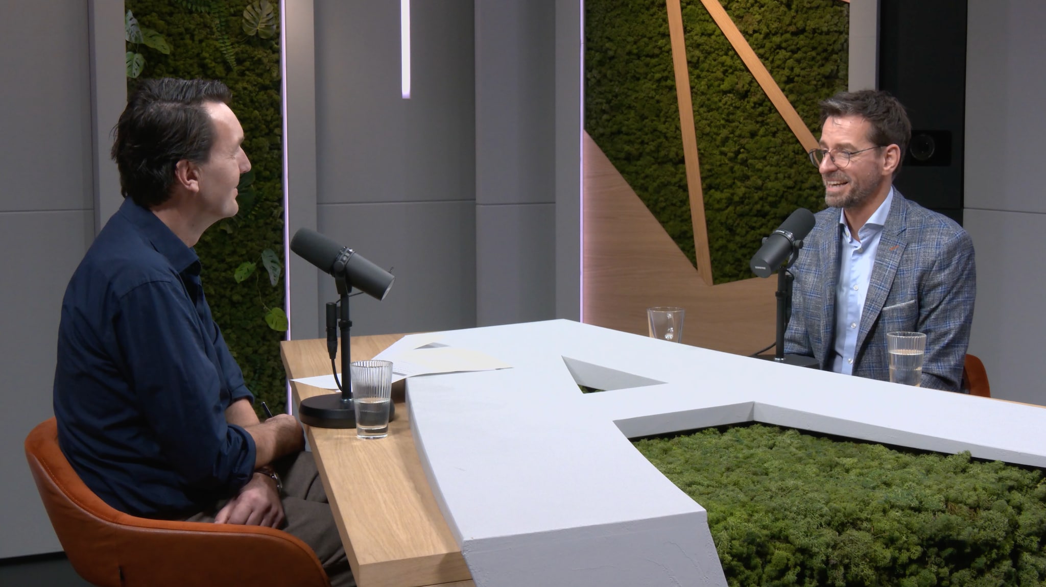 Paul van Riessen en Bas van der Veldt (CEO AFAS) in At the Top. Foto: BusinessWise Paul van Riessen en Bas van der Veldt in de AFAS-studio in gesprek voor At the Top. Foto: BusinessWise