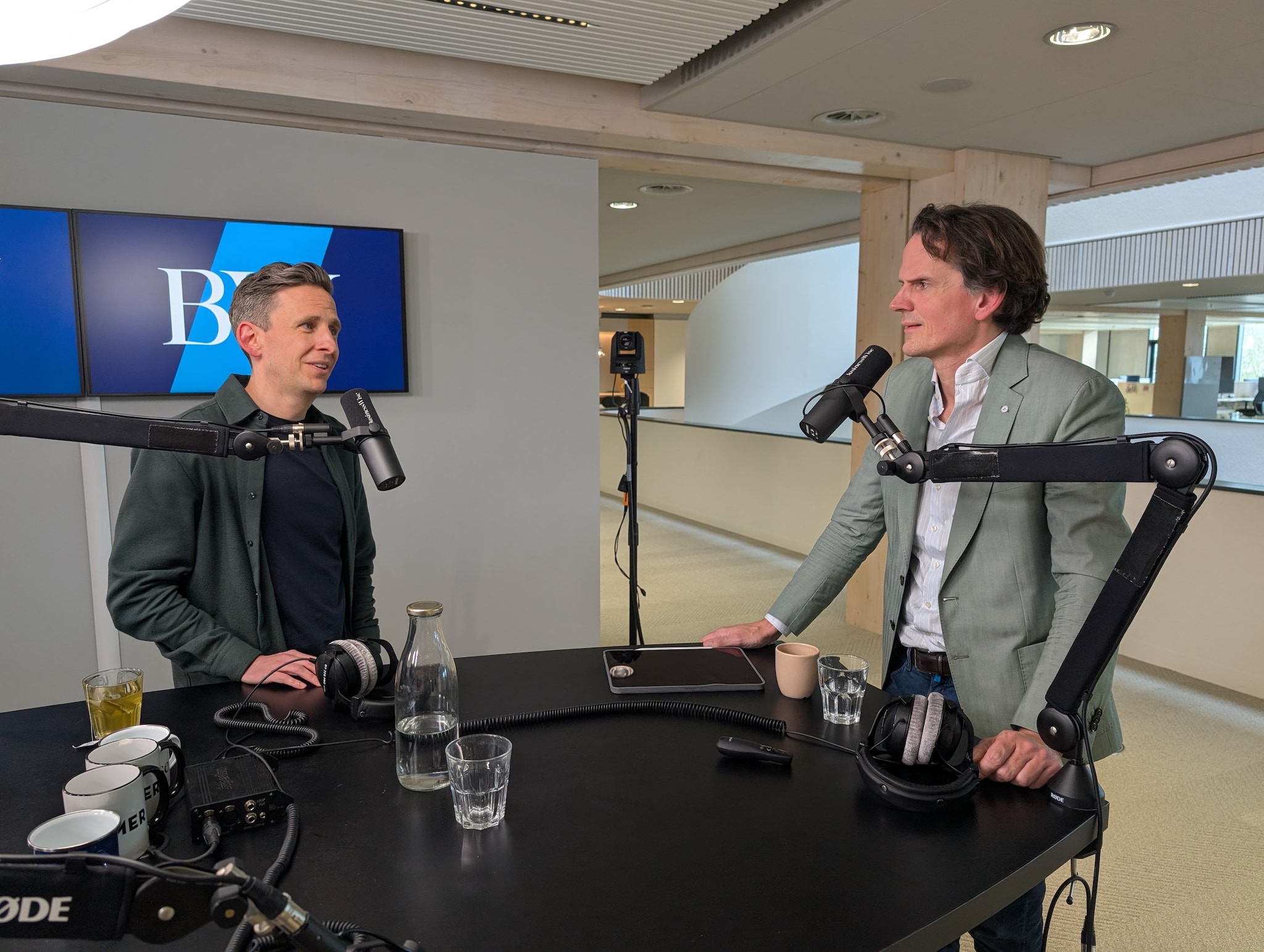 Steffen Brenninkmeyer, Vice President Residential bij KPN, en Gerben van Driel in de BusinessWise-studio. Foto: BusinessWise Steffen Brenninkmeyer, Vice President Residential bij KPN, en Gerben van Driel in de BusinessWise-studio. Foto: BusinessWise