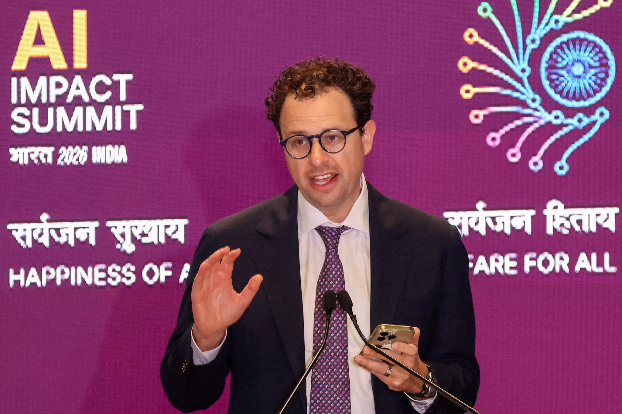 Anthropic CEO Dario Amodei delivers a speech during the AI Impact Summit in New Delhi on February 19, 2026. (Photo by Ludovic MARIN / AFP) Anthropic-CEO Dario Amodei tijdens de AI Impact Summit in New Delhi. Foto: AFP