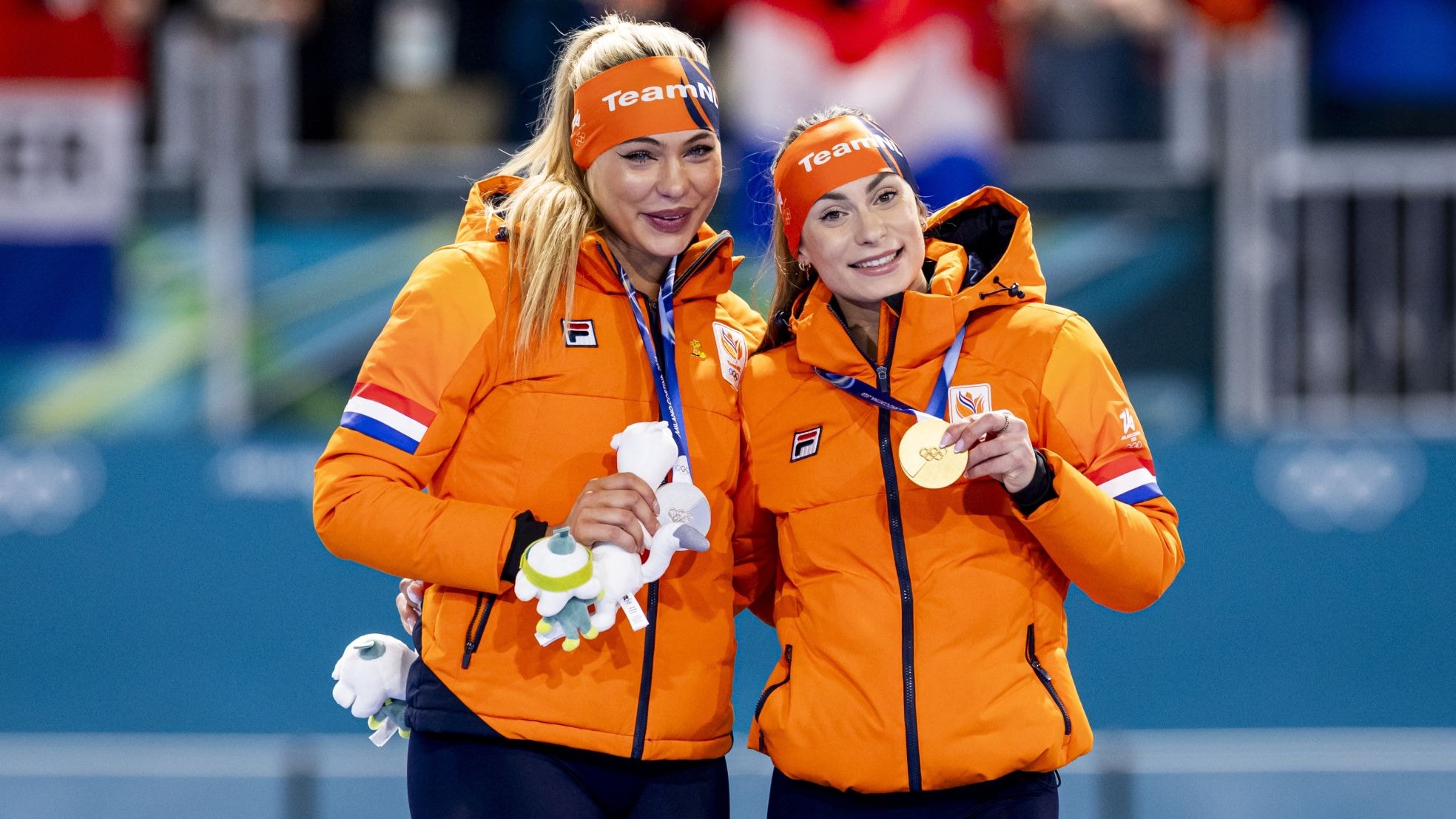 Jutta Leerdam en Irene Kok, winnaars van Olympische medailes in Milaan. Nederland heeft met zijn structurele ondersteuning via het Nederlands Olympisch Comité*Nederlandse Sport Federatie een model ontwikkeld dat inzet op continuïteit in plaats van incidentele beloning.  Jutta Leerdam en Femke Kok, winnaars van Olympische medailles in Milaan. Foto: ANP