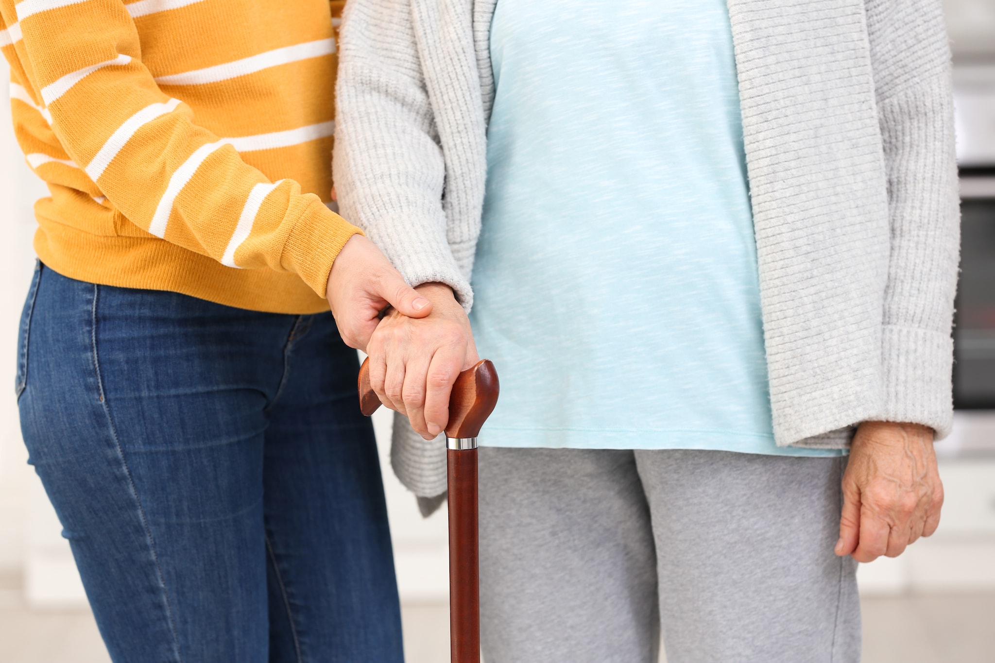 Zo’n 2 miljoen Nederlanders combineren hun betaalde baan met mantelzorg. Foto: Shutterstock Zo’n 2 miljoen Nederlanders combineren hun betaalde baan met mantelzorg. Foto: Shutterstock