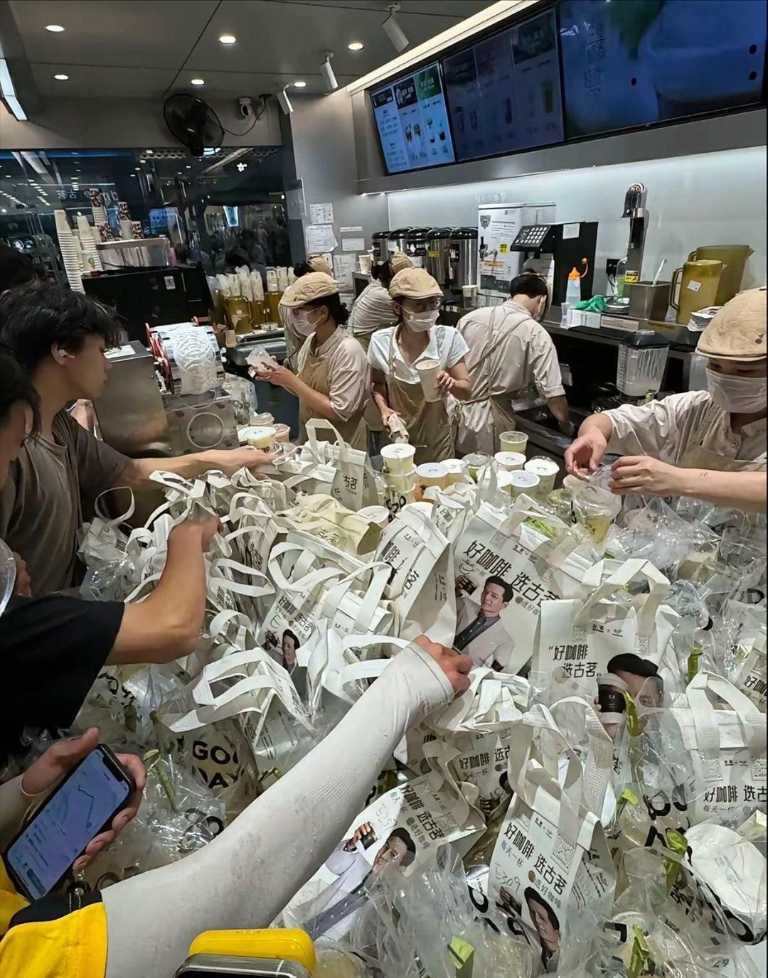 Vlak voor Chinees oud en nieuw schoten de aandelen van Bubble Tea (boba) bedrijven als Guming en Mixue bijna 5% omhoog, hun winkels waren overladen door bezorgers, die allemaal een bubble tea kwamen ophalen voor hun klanten. Die kregen deze namelijk gratis wanneer ze die bestelde via Qwen, Alibaba’s AI-agent. 10 miljoen orders voor boba zijn er geplaats in 9 uur (waarde van €31milioen)!  Alibaba heeft hiermee twee vliegen in één klap geslagen: miljoenen nieuwe gebruikers voor de Qwen Agent en meer orders voor hun e-commerce business.  10 miljoen Bubble Tea-orders in negen uur (!). Het was een stunt van Alibaba voor het Chinese Oud & Nieuw, gratis, voor wie een ‘boba’ bestelde via hun AI-agent Qwen. Deze moeten nog weggebracht worden. Foto: AP.