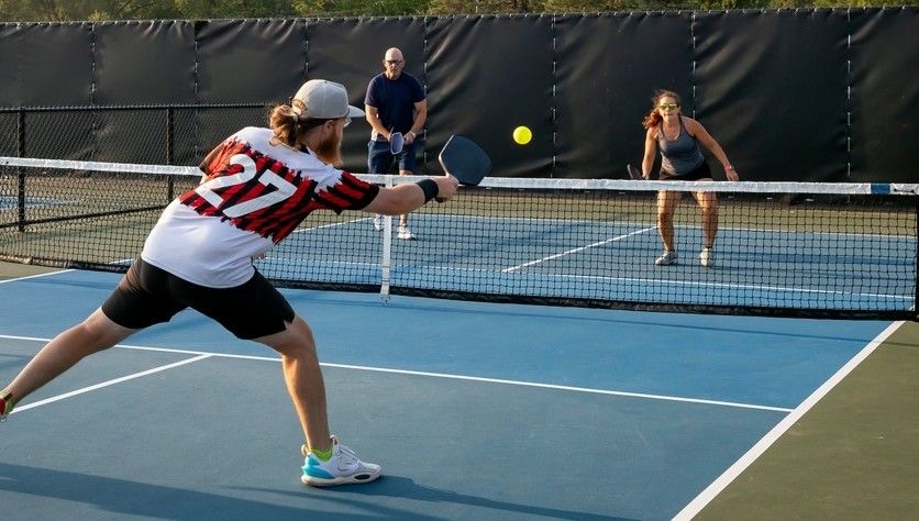 Effectus Capital, het fonds van onder andere Genemans, Schimmelpenninck en Reesema, stapt vol in op de groei van pickleball in Europa. Pickleball – een dynamische sport die elementen van tennis, badminton en tafeltennis combineert – is wereldwijd de snelstgroeiende racketsport en staat in Europa nog maar aan het begin van een stevige groeicurve.
 Pickleball is een dynamische sport die elementen van tennis, badminton en tafeltennis combineert. Foto: Shutterstock.